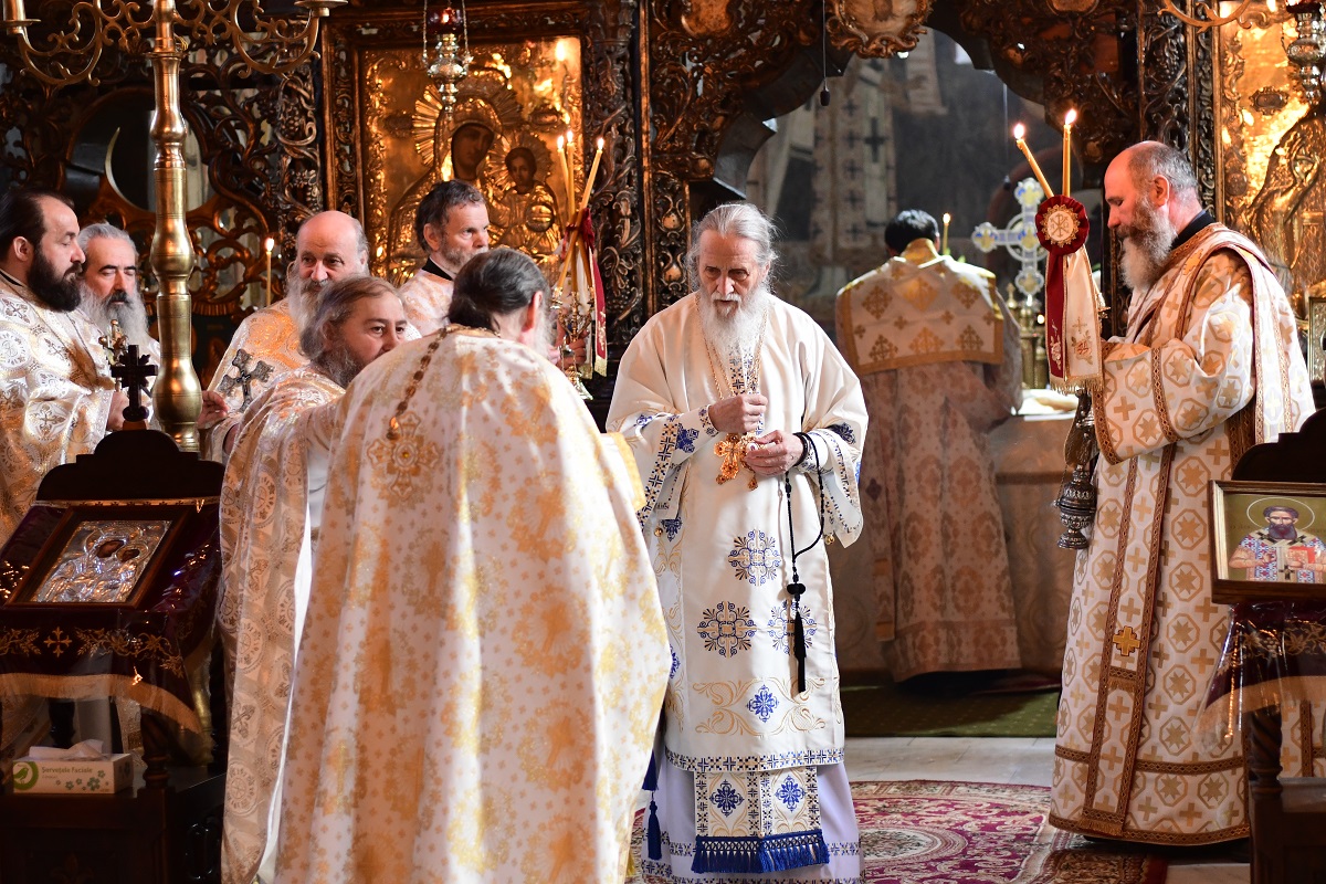 Două Sfinte Liturghii în aceeași incintă, la Mănăstirea „Sfântul Ioan cel Nou de la Suceava”