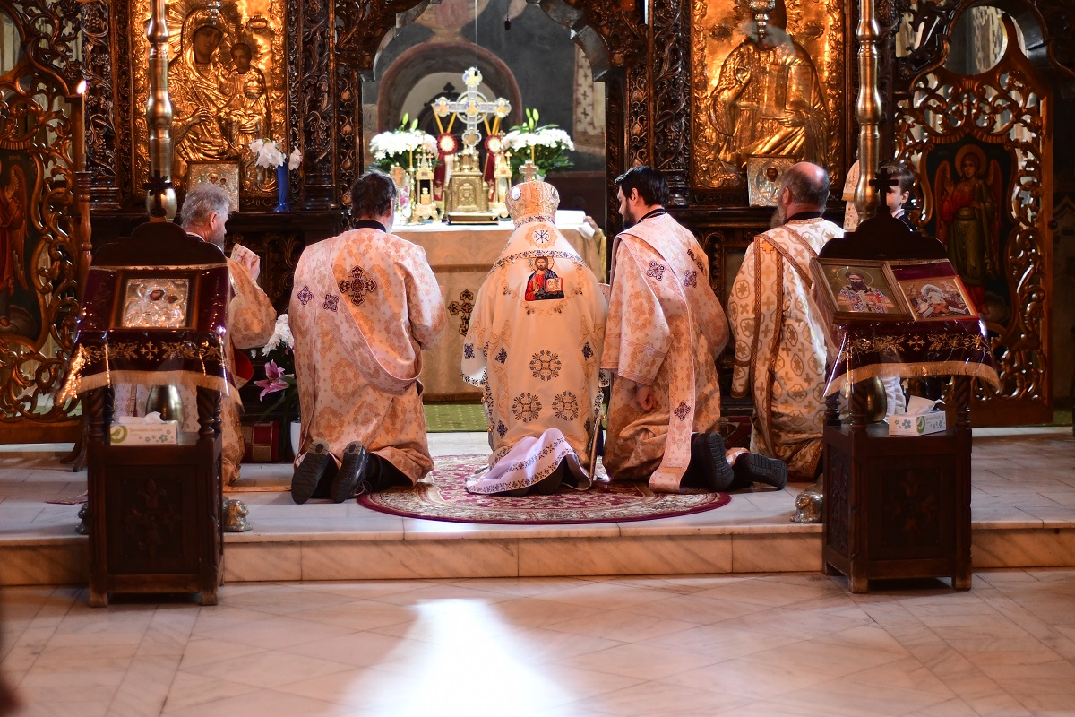 Două Sfinte Liturghii în aceeași incintă, la Mănăstirea „Sfântul Ioan cel Nou de la Suceava”
