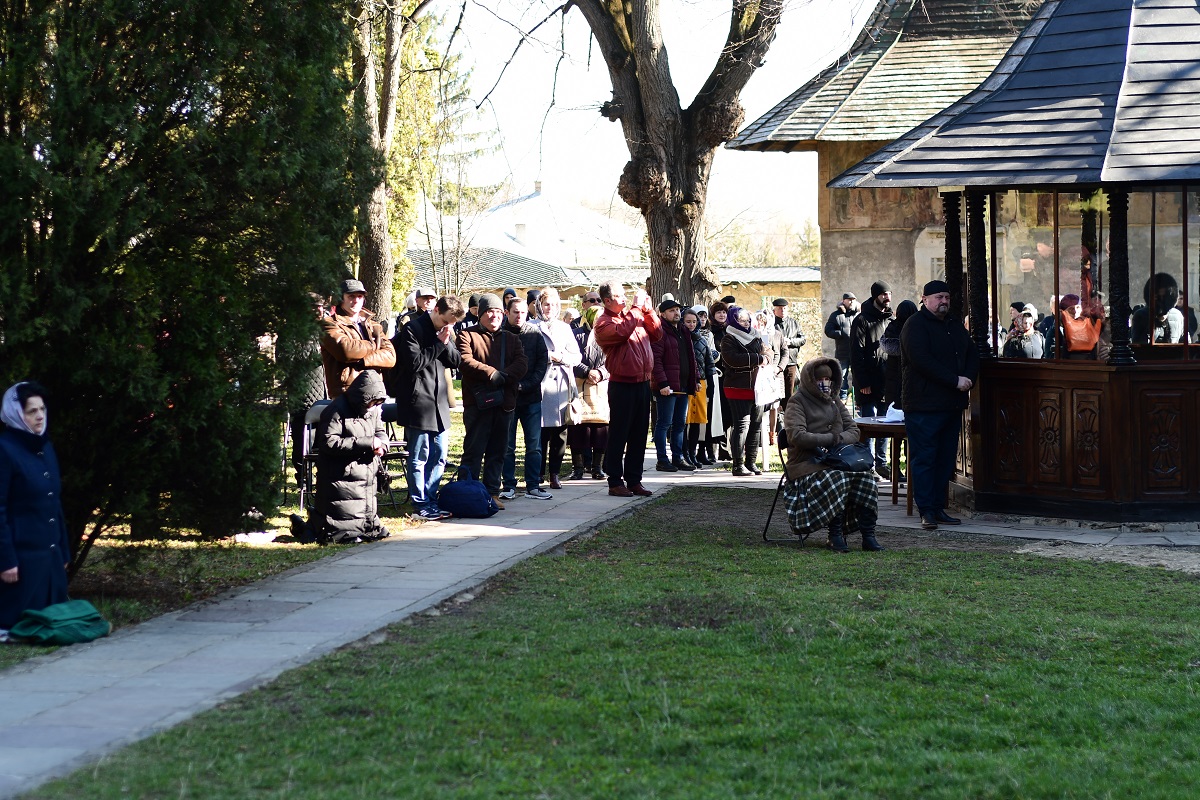 Două Sfinte Liturghii în aceeași incintă, la Mănăstirea „Sfântul Ioan cel Nou de la Suceava”