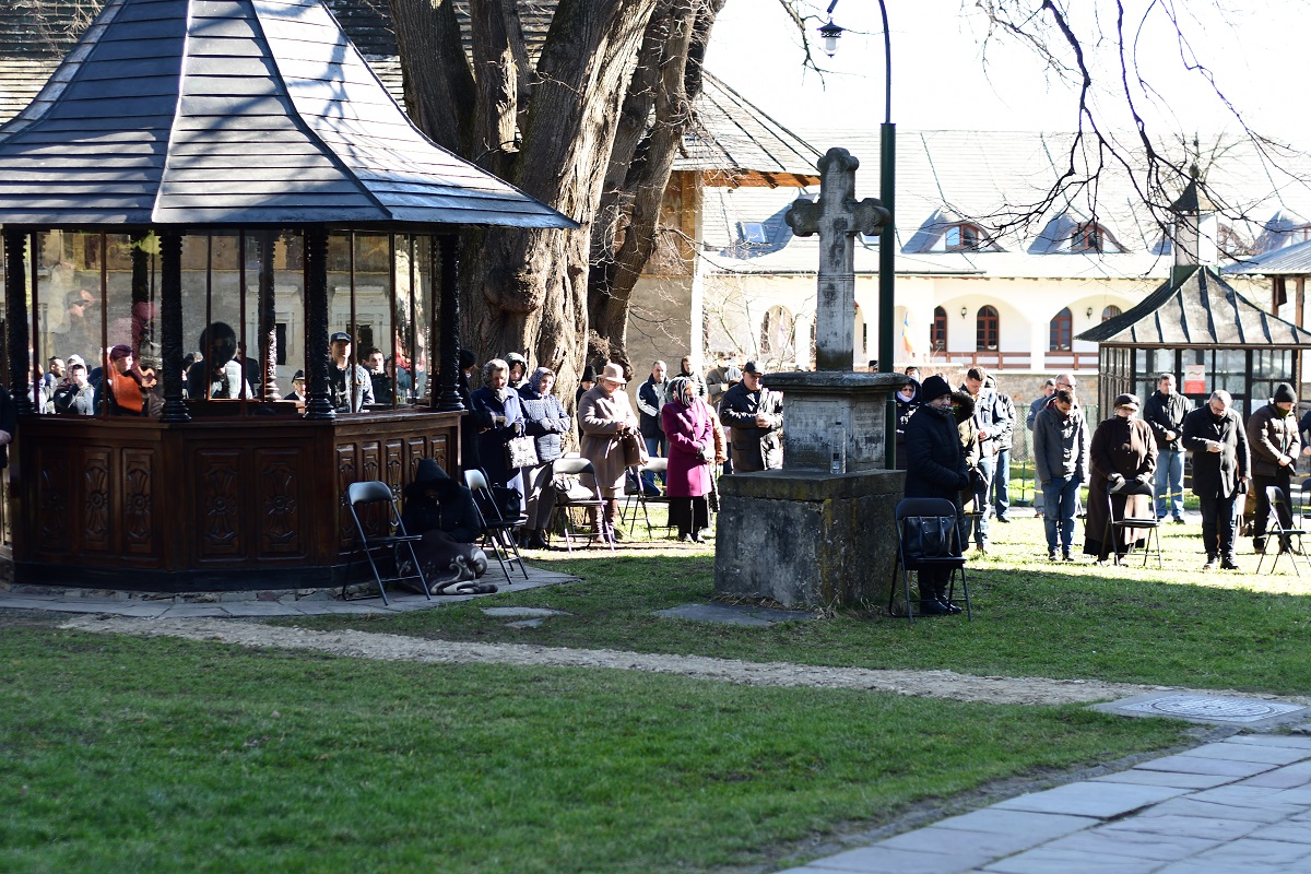 Două Sfinte Liturghii în aceeași incintă, la Mănăstirea „Sfântul Ioan cel Nou de la Suceava”