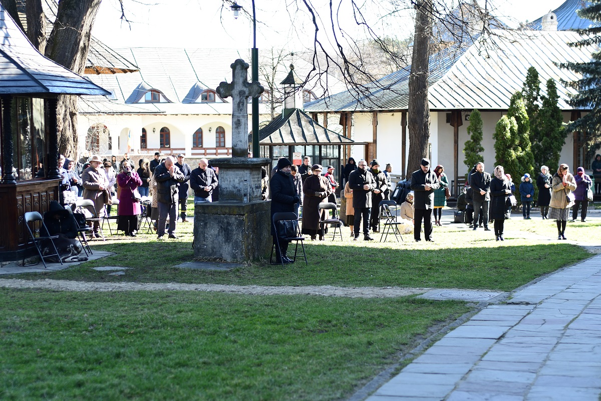 Două Sfinte Liturghii în aceeași incintă, la Mănăstirea „Sfântul Ioan cel Nou de la Suceava”