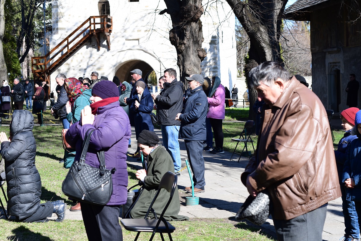 Două Sfinte Liturghii în aceeași incintă, la Mănăstirea „Sfântul Ioan cel Nou de la Suceava”