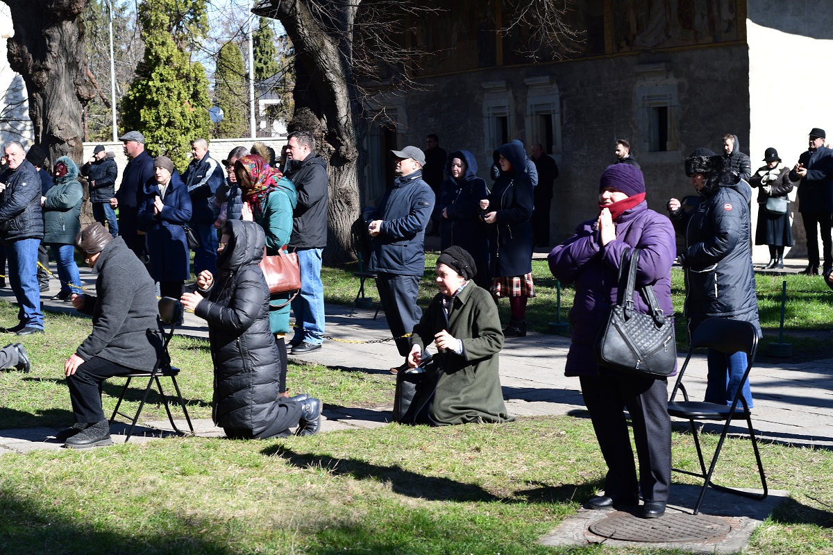 Două Sfinte Liturghii în aceeași incintă, la Mănăstirea „Sfântul Ioan cel Nou de la Suceava”