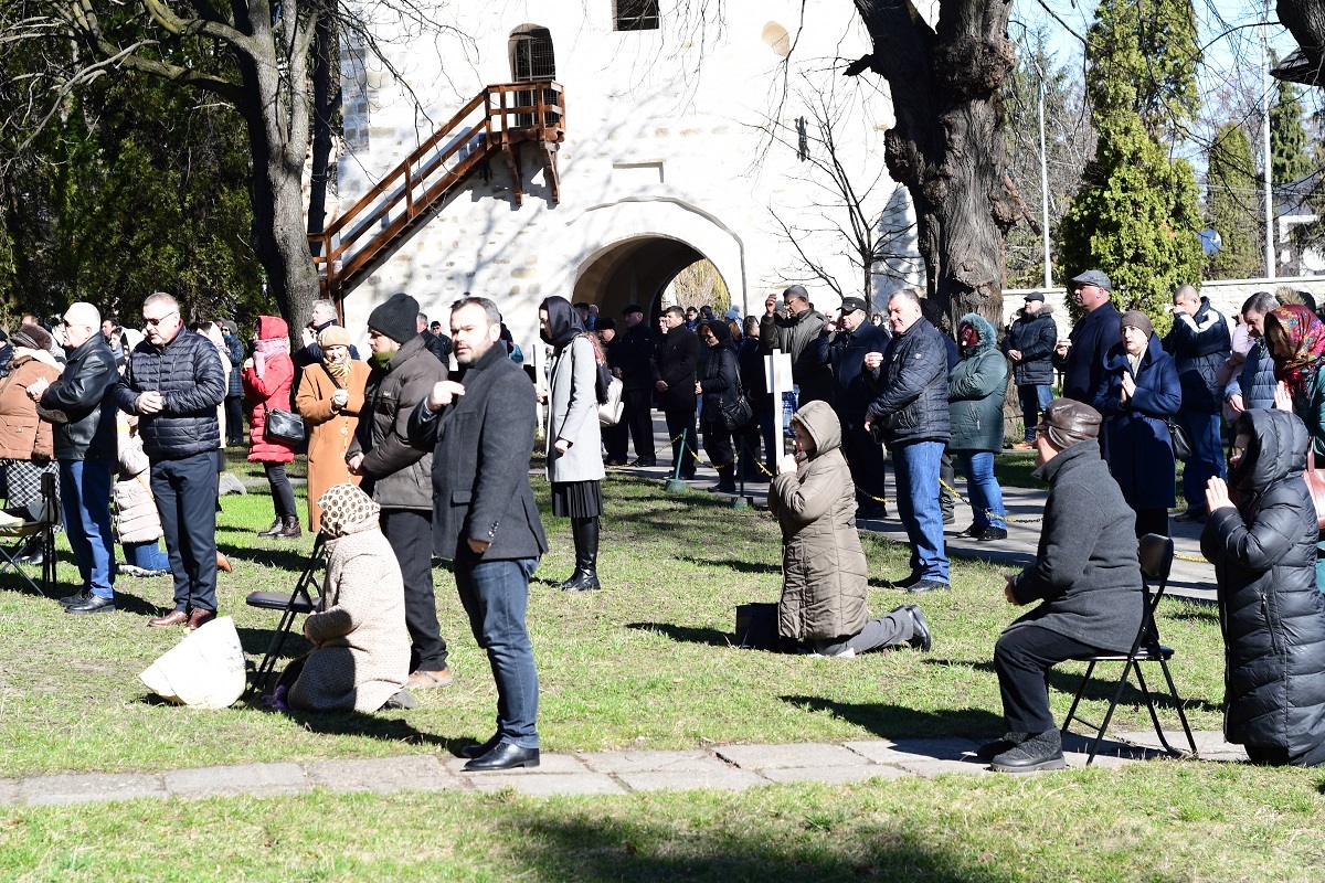 Două Sfinte Liturghii în aceeași incintă, la Mănăstirea „Sfântul Ioan cel Nou de la Suceava”