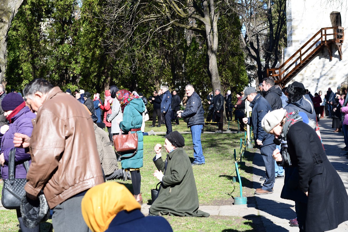 Două Sfinte Liturghii în aceeași incintă, la Mănăstirea „Sfântul Ioan cel Nou de la Suceava”