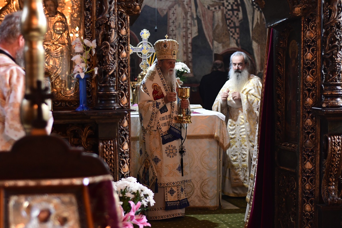 Două Sfinte Liturghii în aceeași incintă, la Mănăstirea „Sfântul Ioan cel Nou de la Suceava”