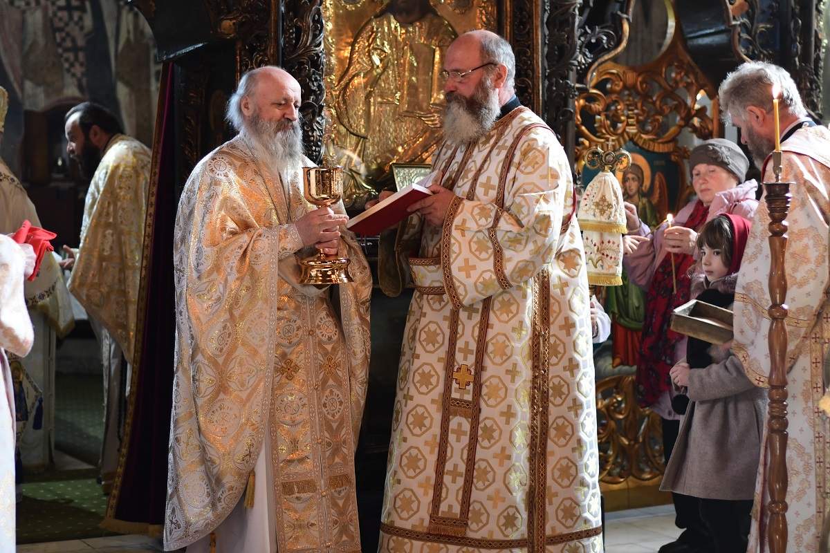Două Sfinte Liturghii în aceeași incintă, la Mănăstirea „Sfântul Ioan cel Nou de la Suceava”