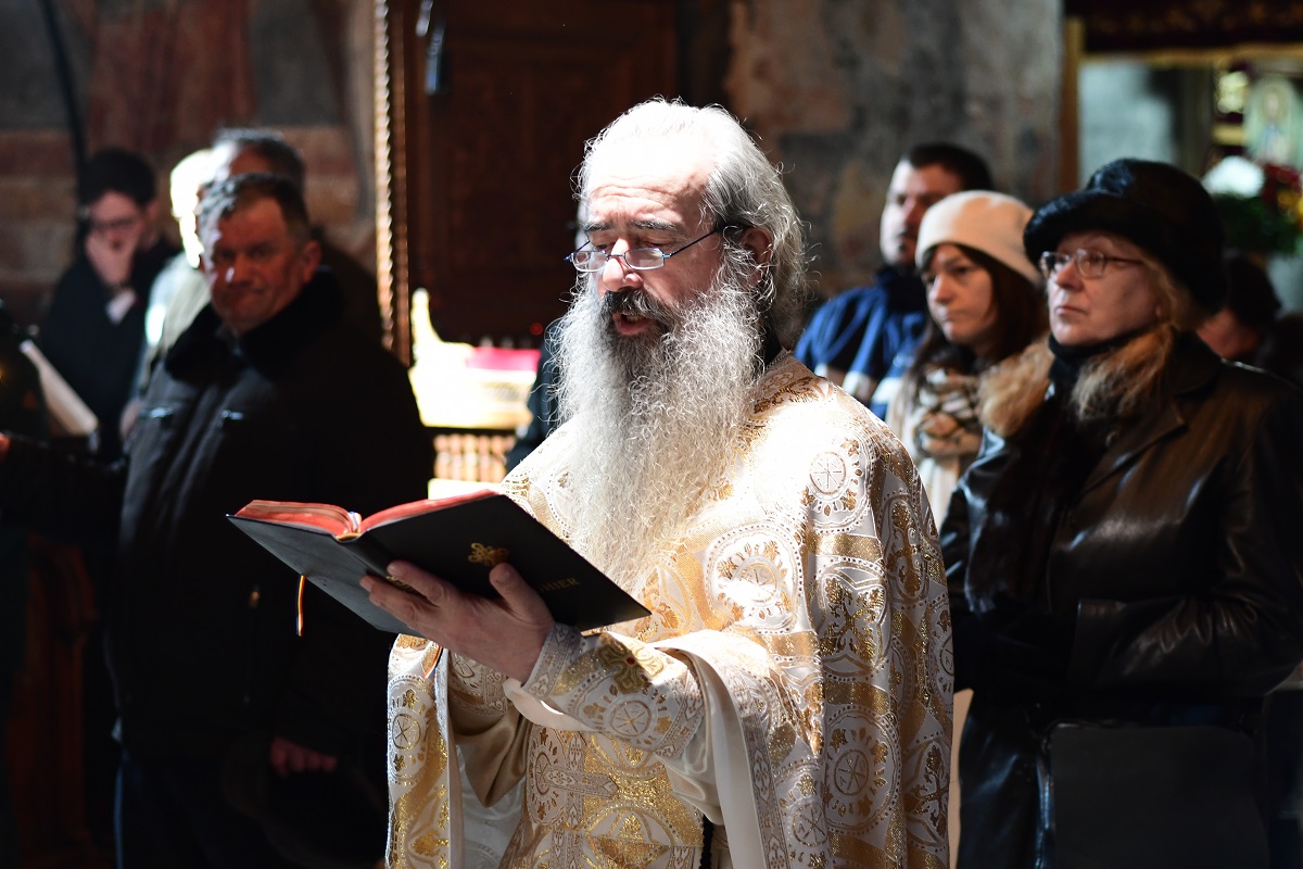 Două Sfinte Liturghii în aceeași incintă, la Mănăstirea „Sfântul Ioan cel Nou de la Suceava”