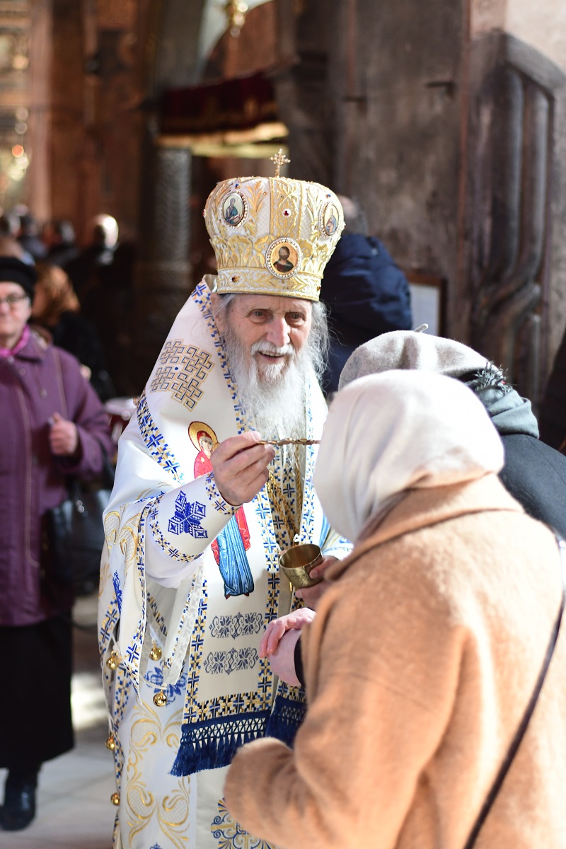 Două Sfinte Liturghii în aceeași incintă, la Mănăstirea „Sfântul Ioan cel Nou de la Suceava”