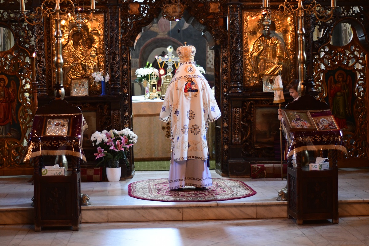 Două Sfinte Liturghii în aceeași incintă, la Mănăstirea „Sfântul Ioan cel Nou de la Suceava”