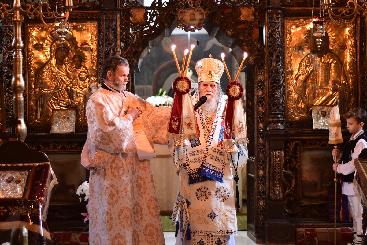 Două Sfinte Liturghii în aceeași incintă, la Mănăstirea „Sfântul Ioan cel Nou de la Suceava”