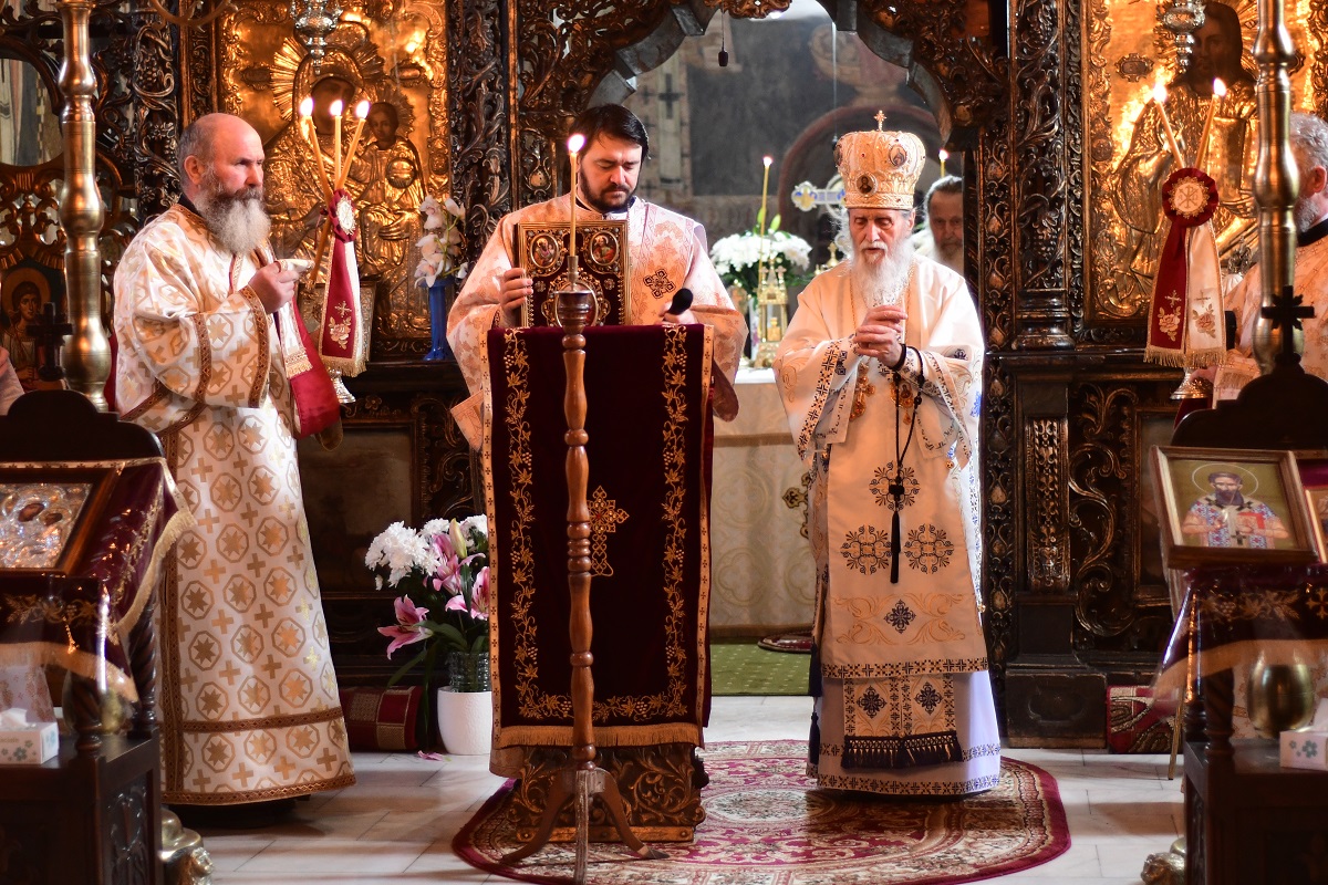 Două Sfinte Liturghii în aceeași incintă, la Mănăstirea „Sfântul Ioan cel Nou de la Suceava”