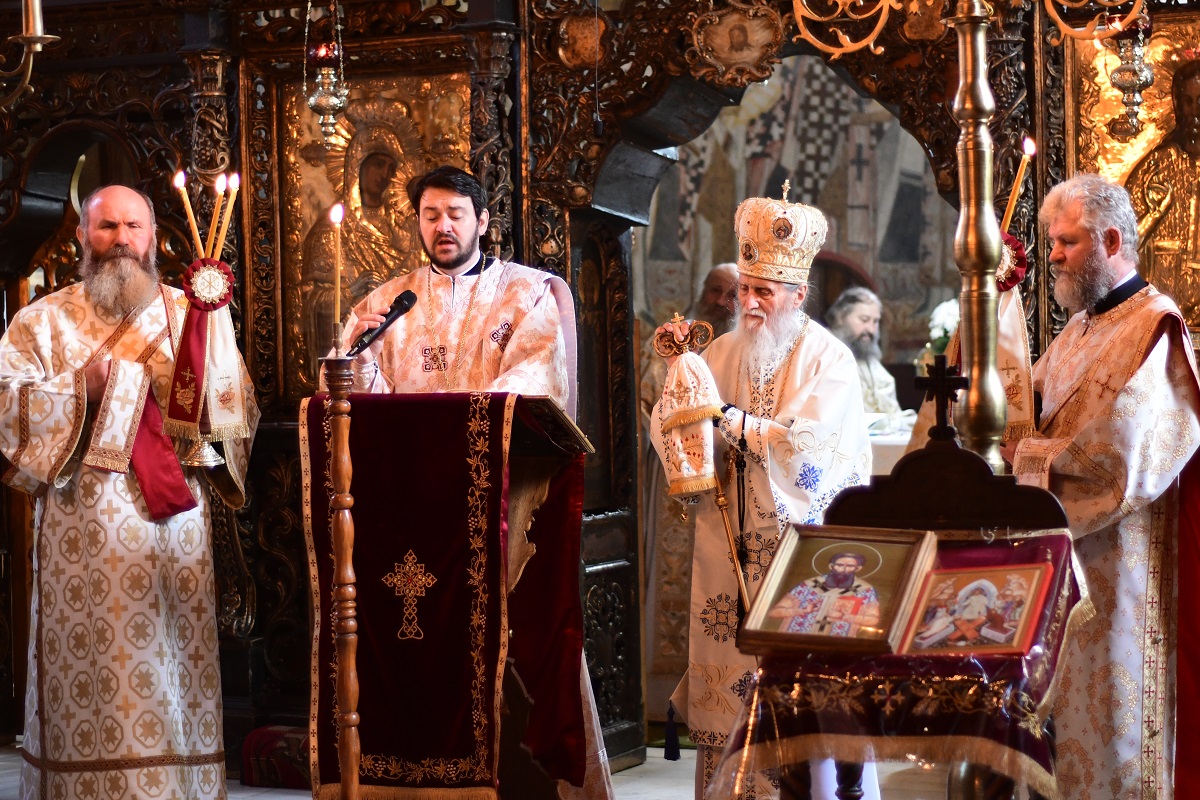 Două Sfinte Liturghii în aceeași incintă, la Mănăstirea „Sfântul Ioan cel Nou de la Suceava”