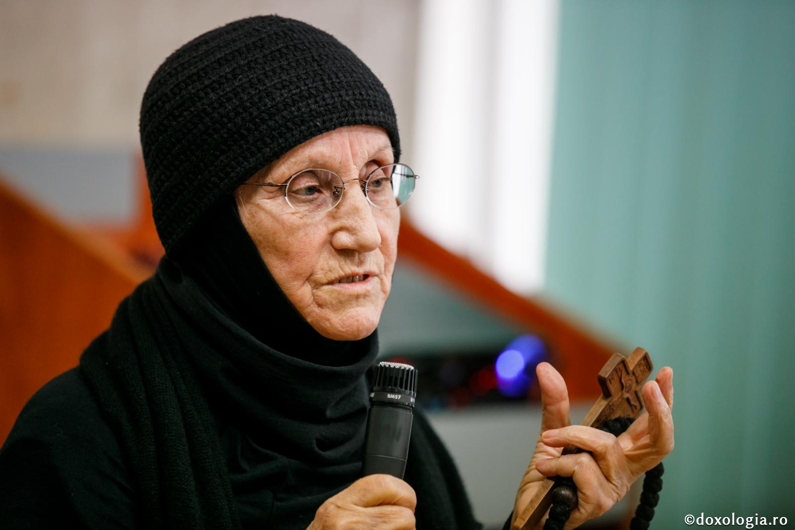 (Video) Îndemnuri pentru actuala epidemie: „Medicii trebuie să se înfășoare în rugăciune” - Maica Siluana Vlad