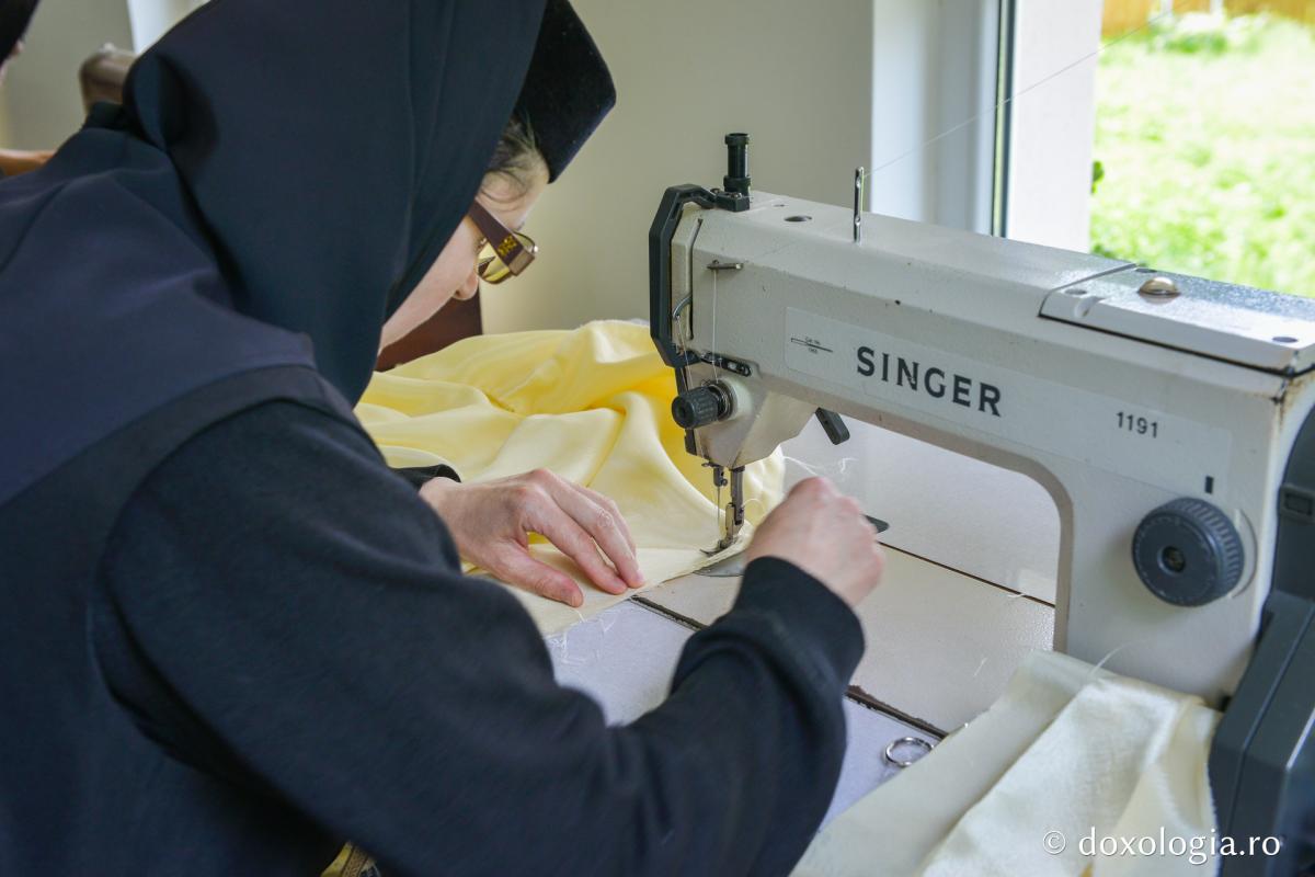 Inițiativă inedită a mănăstirilor din Arhiepiscopia Iașilor: confecționează lenjerii pentru paturile din spitale