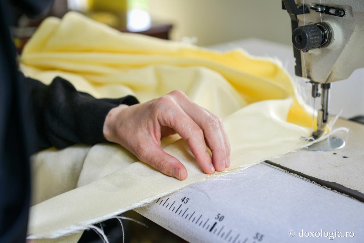 Inițiativă inedită a mănăstirilor din Arhiepiscopia Iașilor: confecționează lenjerii pentru paturile din spitale