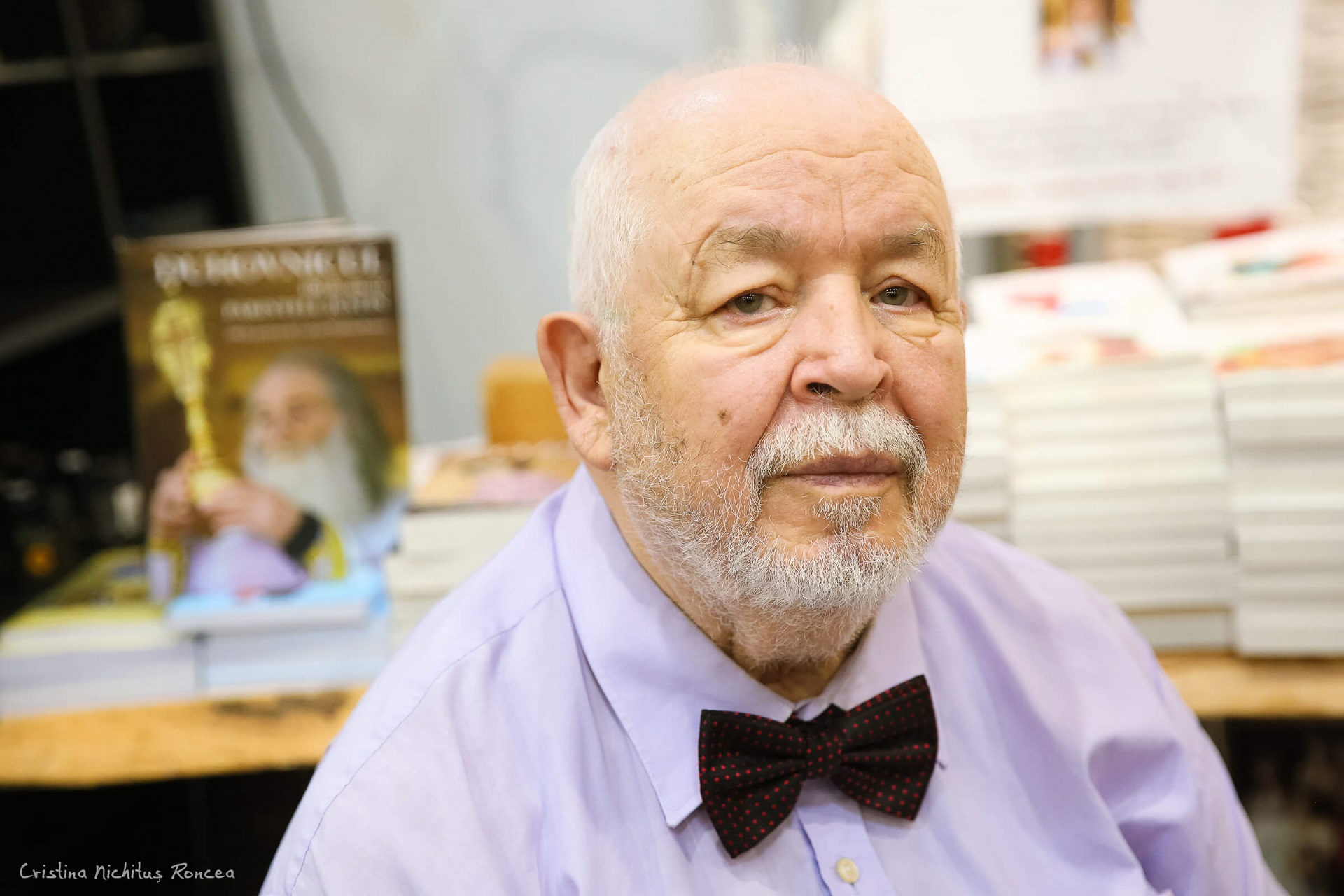 Foto: Cristina Nichituș Roncea „Aud din cer dangăt divin”. Profesorul Ilie Bădescu, la plecarea Profesorului Mihail Diaconescu