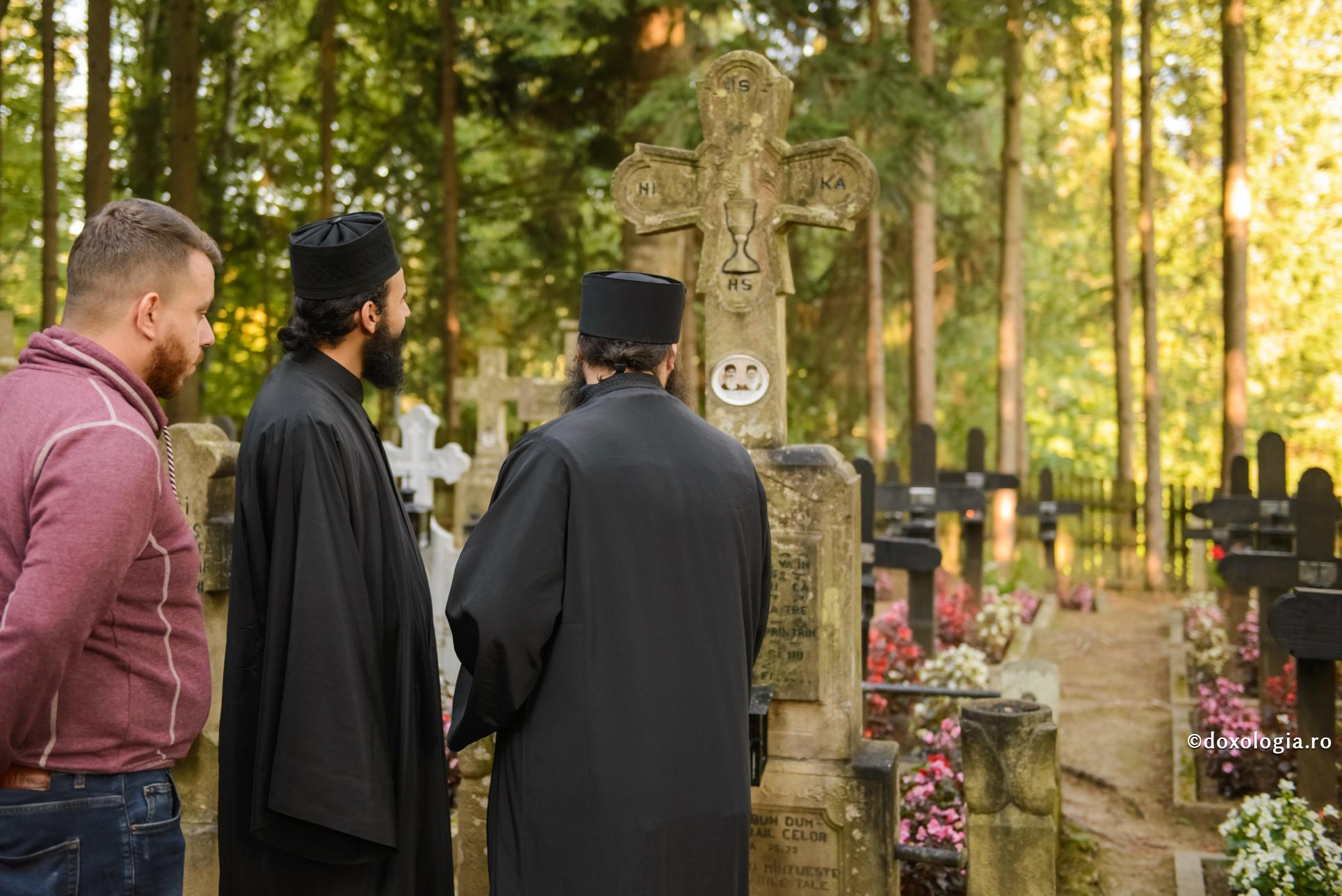 Despre amintirea de moarte într-o lume în care „uităm să trăim”