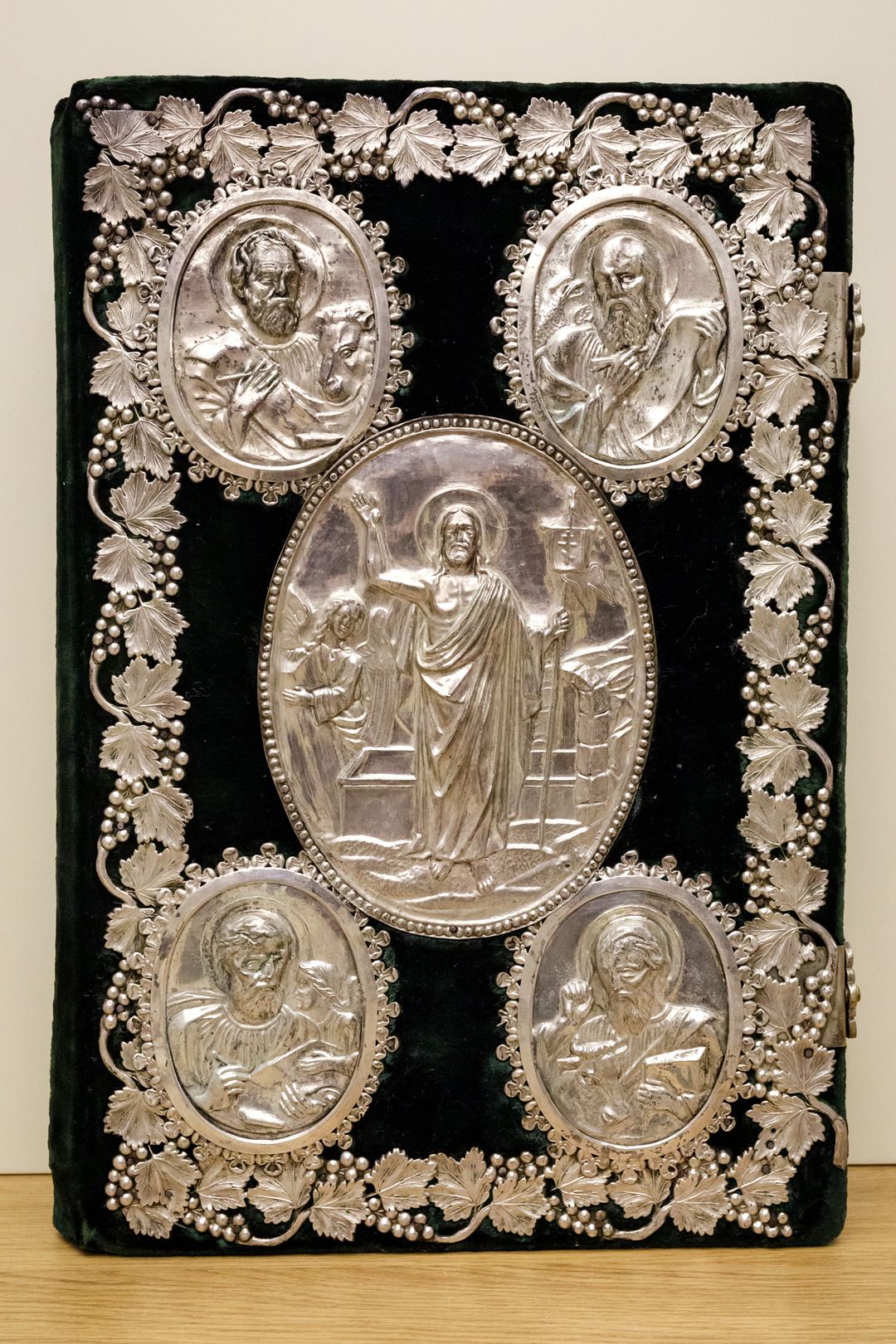 Exponatul lunii martie: Sfânta Evanghelie în ediție bilingvă