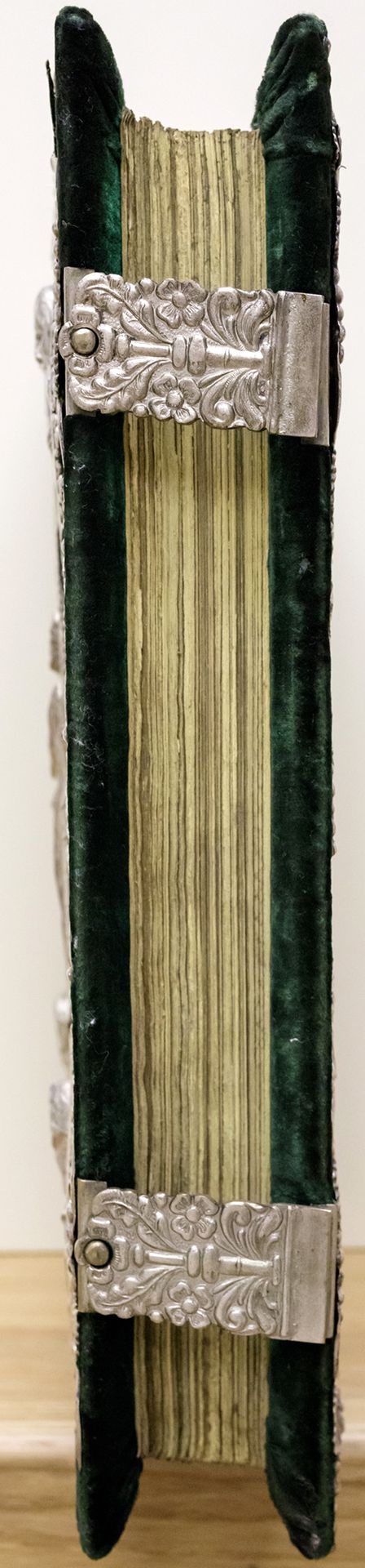 Exponatul lunii martie: Sfânta Evanghelie în ediție bilingvă