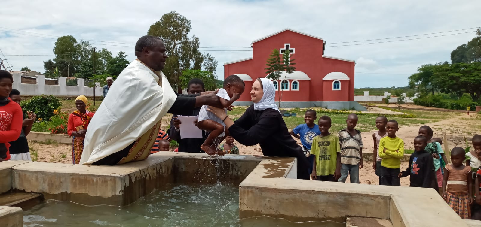 34 de persoane au primit Taina Sfântului Botez în Kidamali, Tanzania