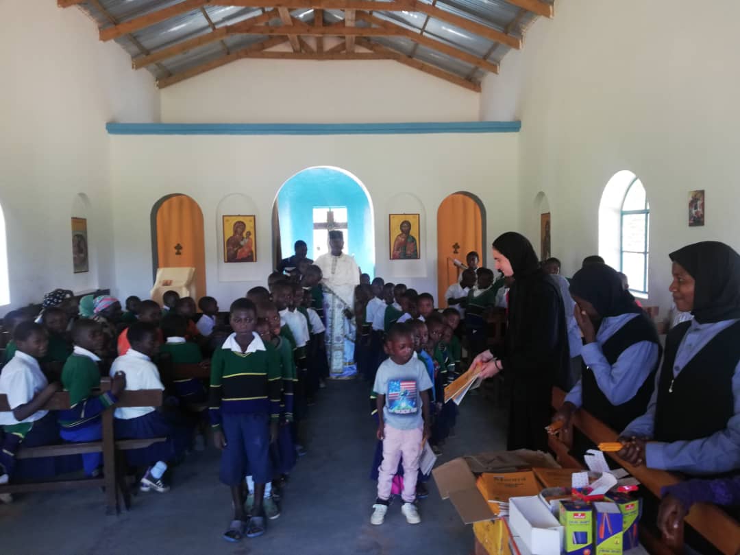 Sfânta Liturghie și daruri pentru copiii din Parohia Ibogu