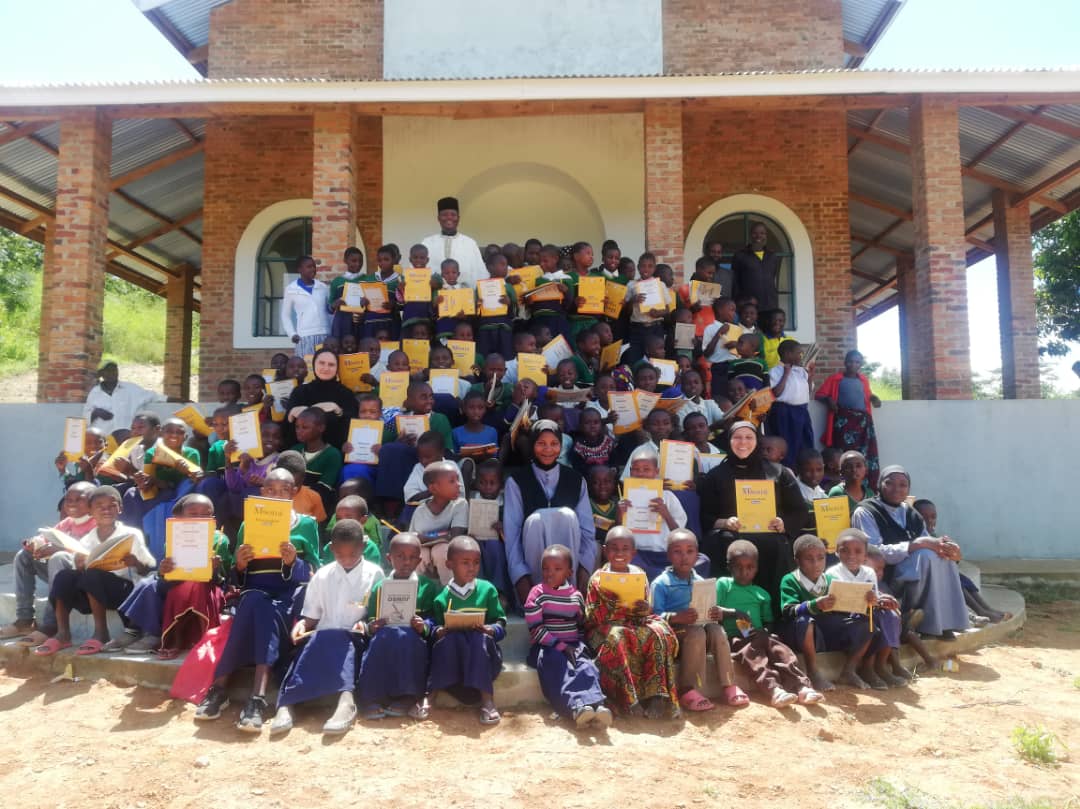 Sfânta Liturghie și daruri pentru copiii din Parohia Ibogu