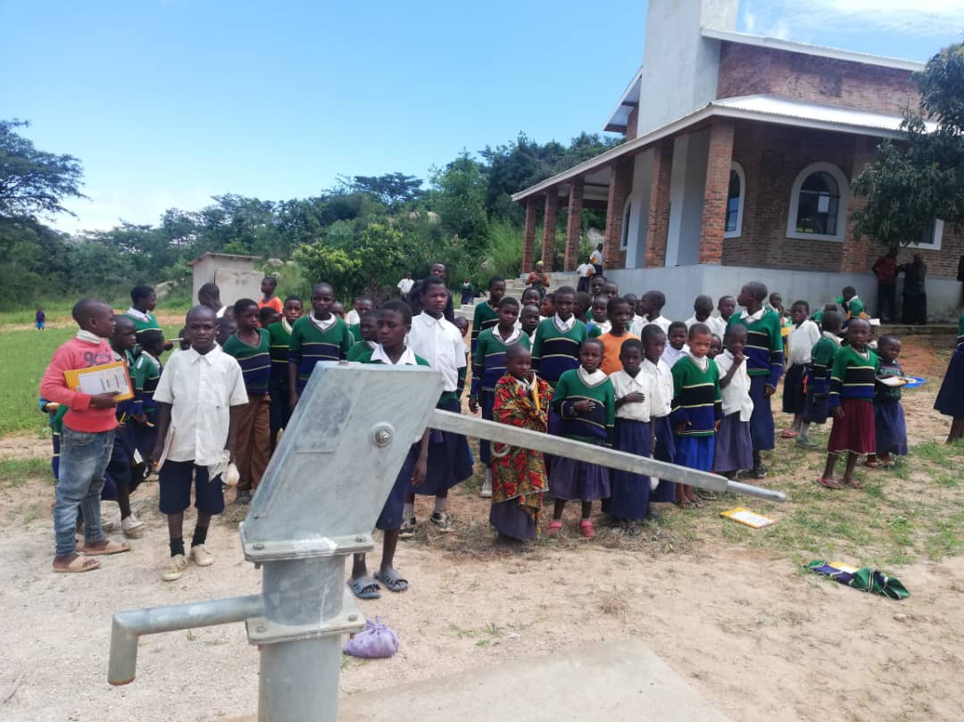 Sfânta Liturghie și daruri pentru copiii din Parohia Ibogu