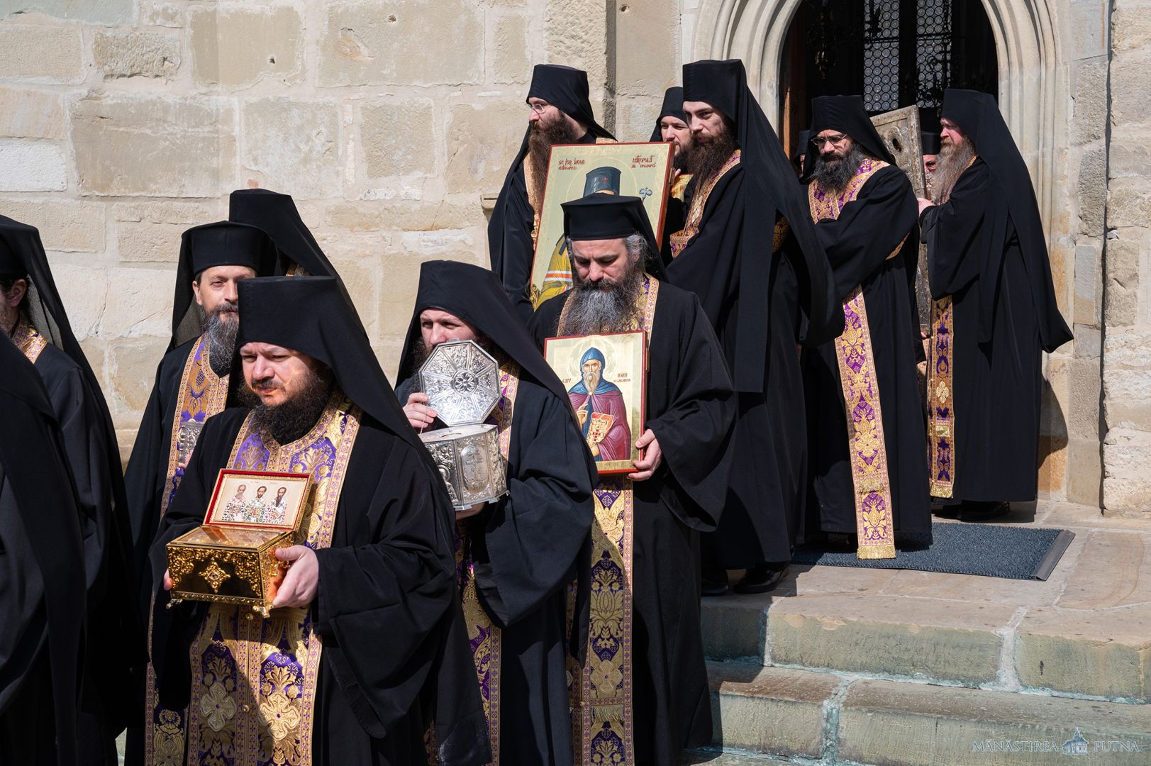 Obștea Mănăstirii Putna în procesiune: „Plecăm genunchii și fruntea cerând de la Bunul Dumnezeu milă și îndurare”