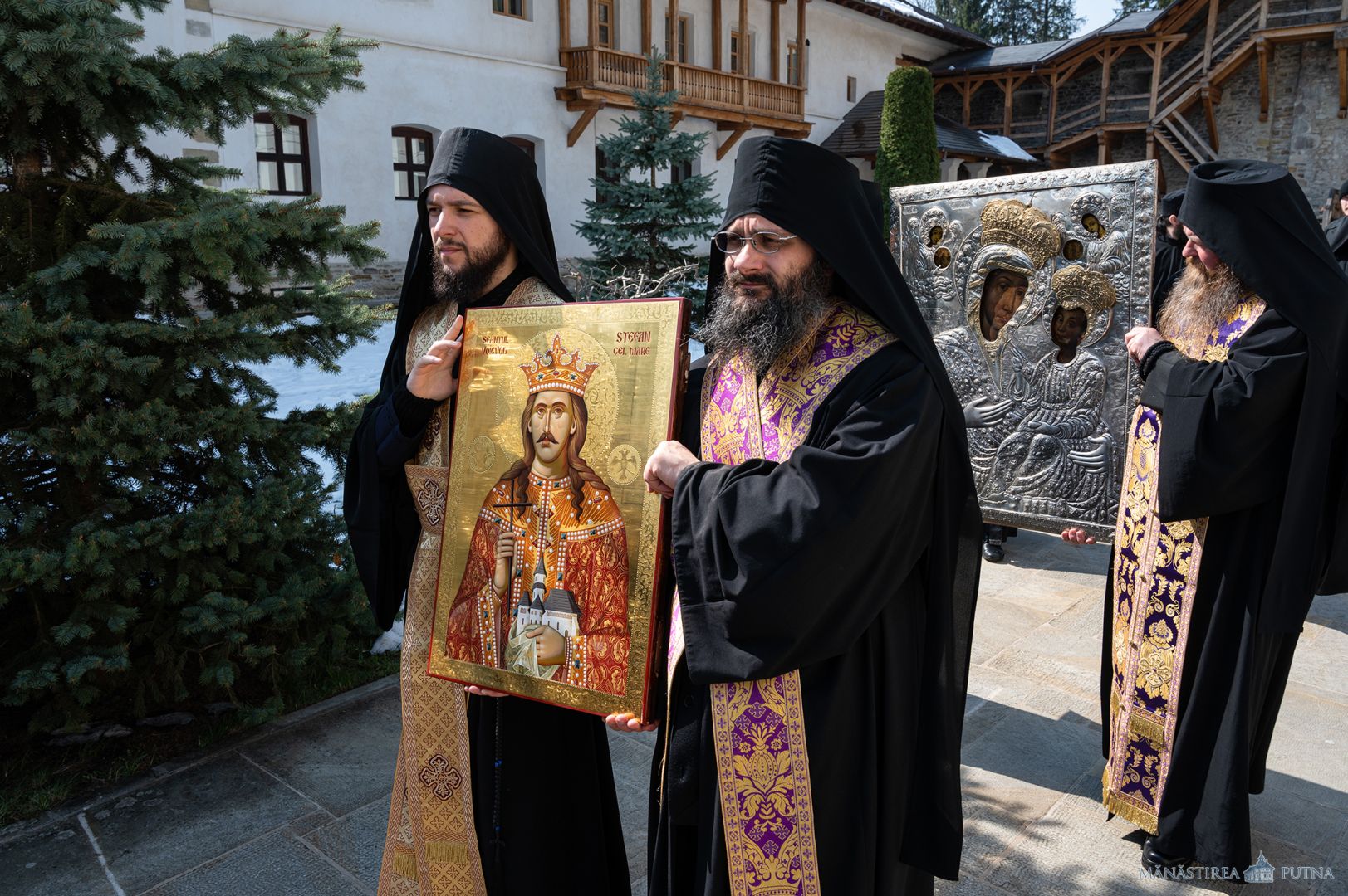 Obștea Mănăstirii Putna în procesiune: „Plecăm genunchii și fruntea cerând de la Bunul Dumnezeu milă și îndurare”