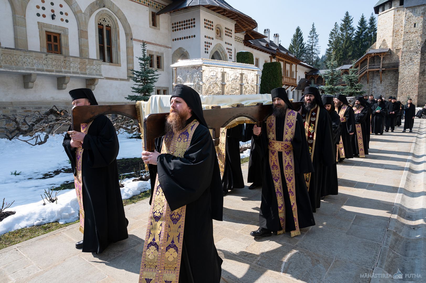 Obștea Mănăstirii Putna în procesiune: „Plecăm genunchii și fruntea cerând de la Bunul Dumnezeu milă și îndurare”