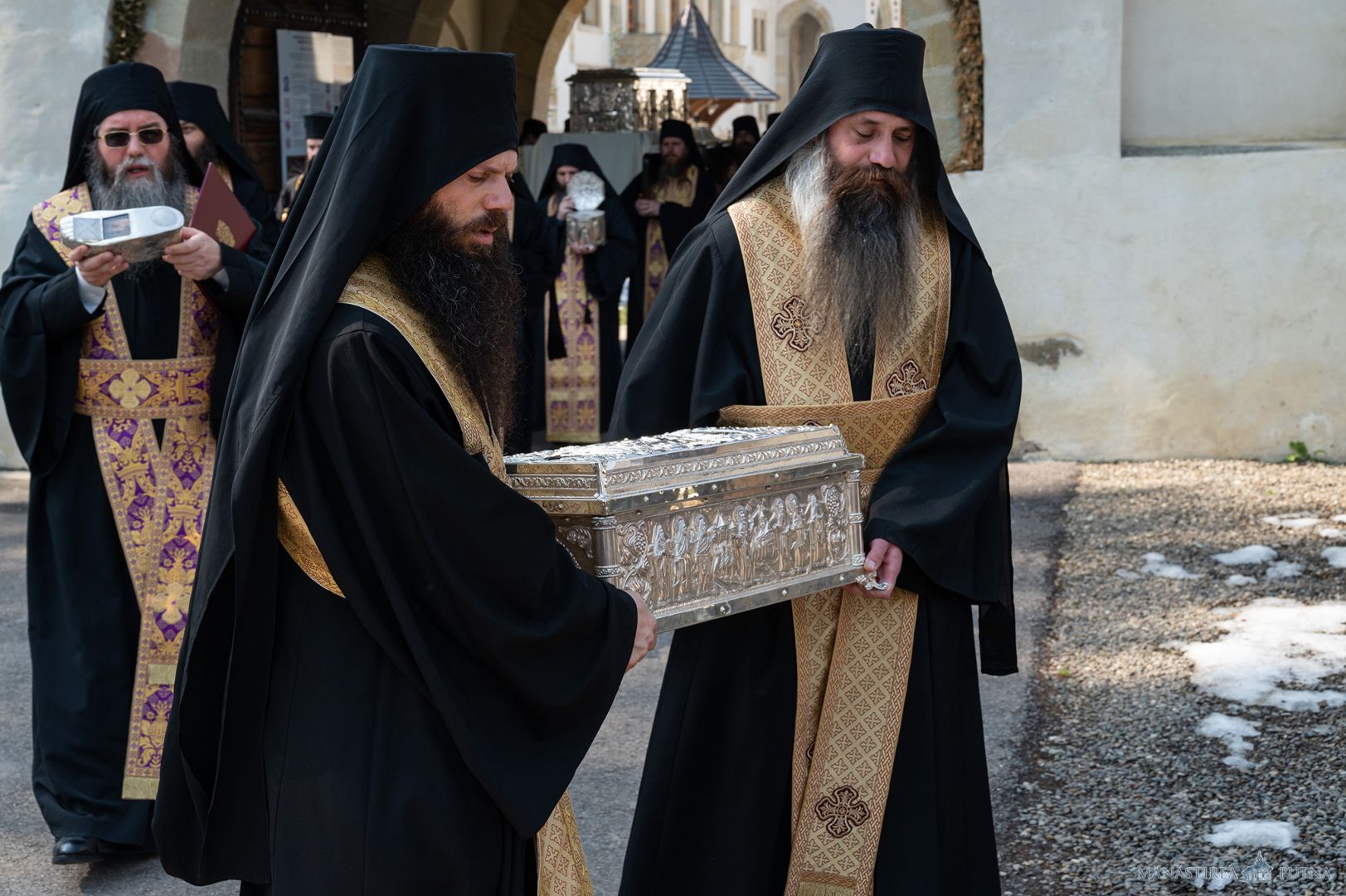 Obștea Mănăstirii Putna în procesiune: „Plecăm genunchii și fruntea cerând de la Bunul Dumnezeu milă și îndurare”