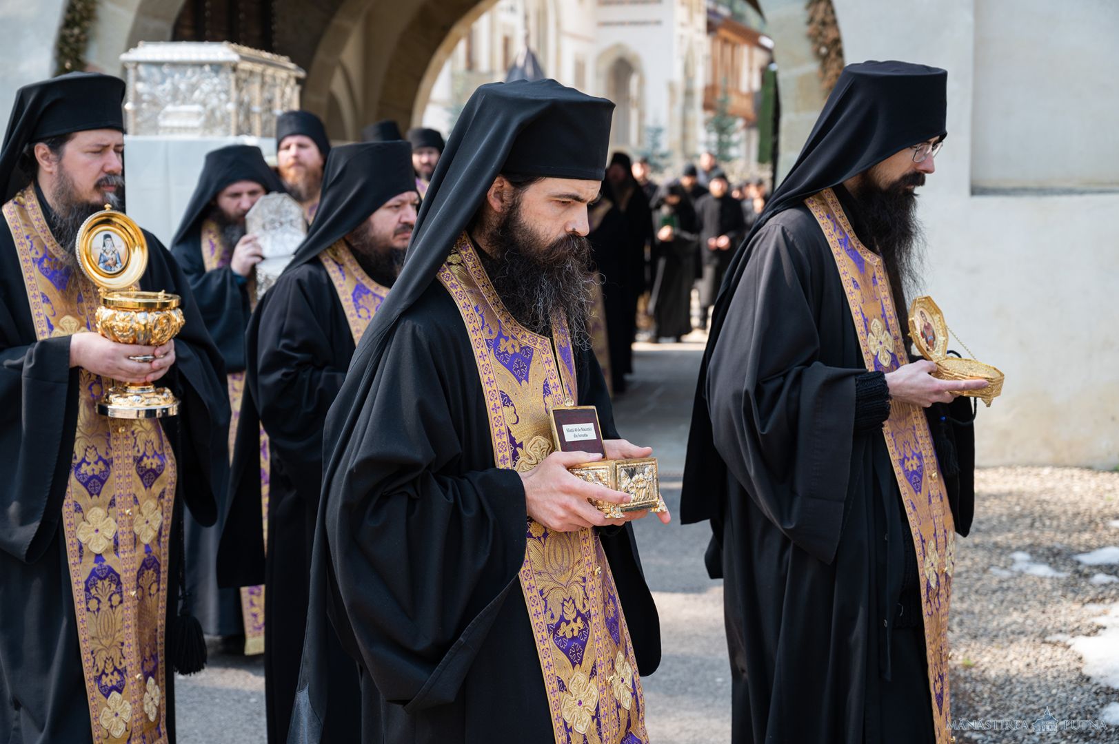 Obștea Mănăstirii Putna în procesiune: „Plecăm genunchii și fruntea cerând de la Bunul Dumnezeu milă și îndurare”