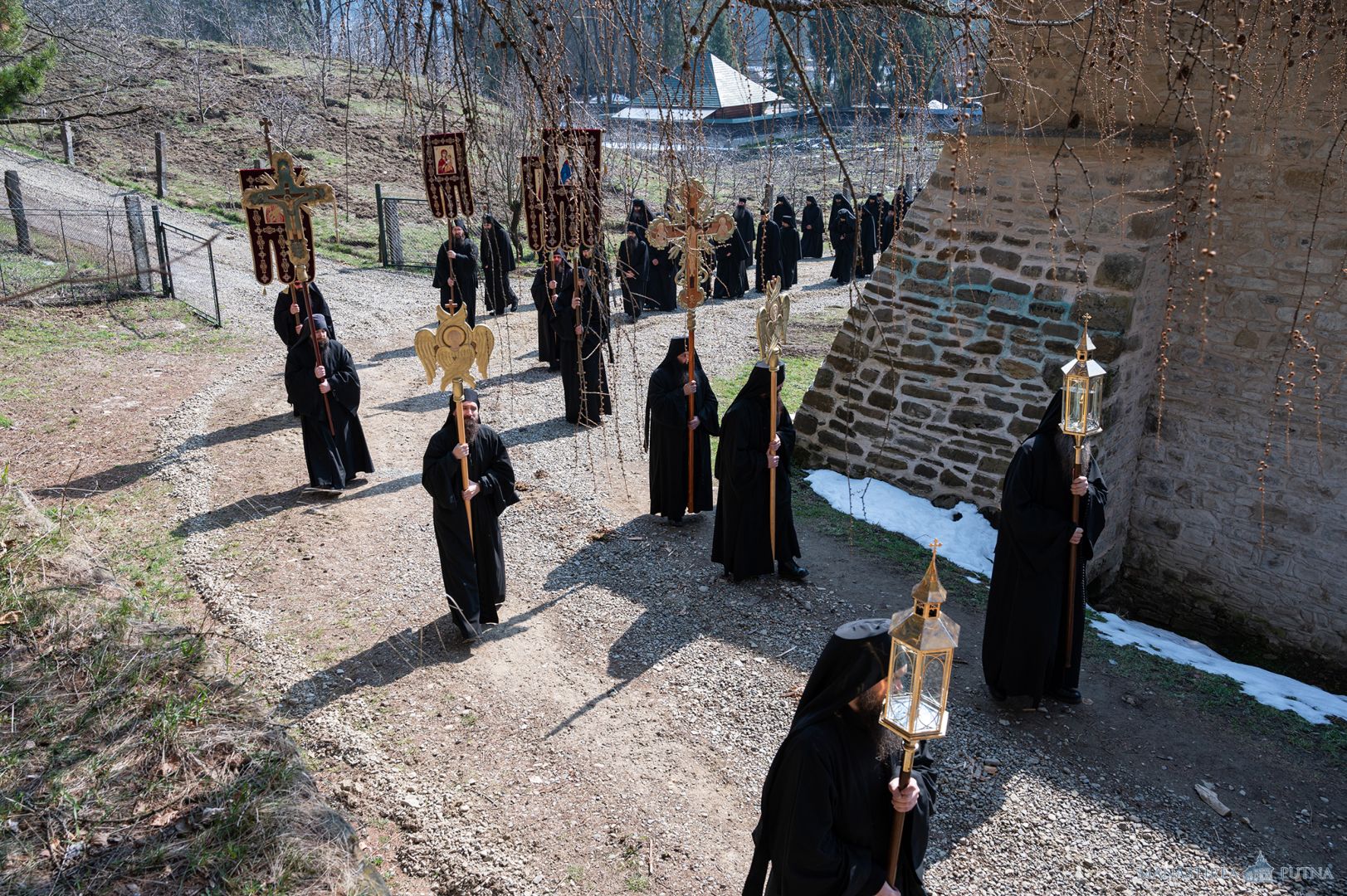 Obștea Mănăstirii Putna în procesiune: „Plecăm genunchii și fruntea cerând de la Bunul Dumnezeu milă și îndurare”