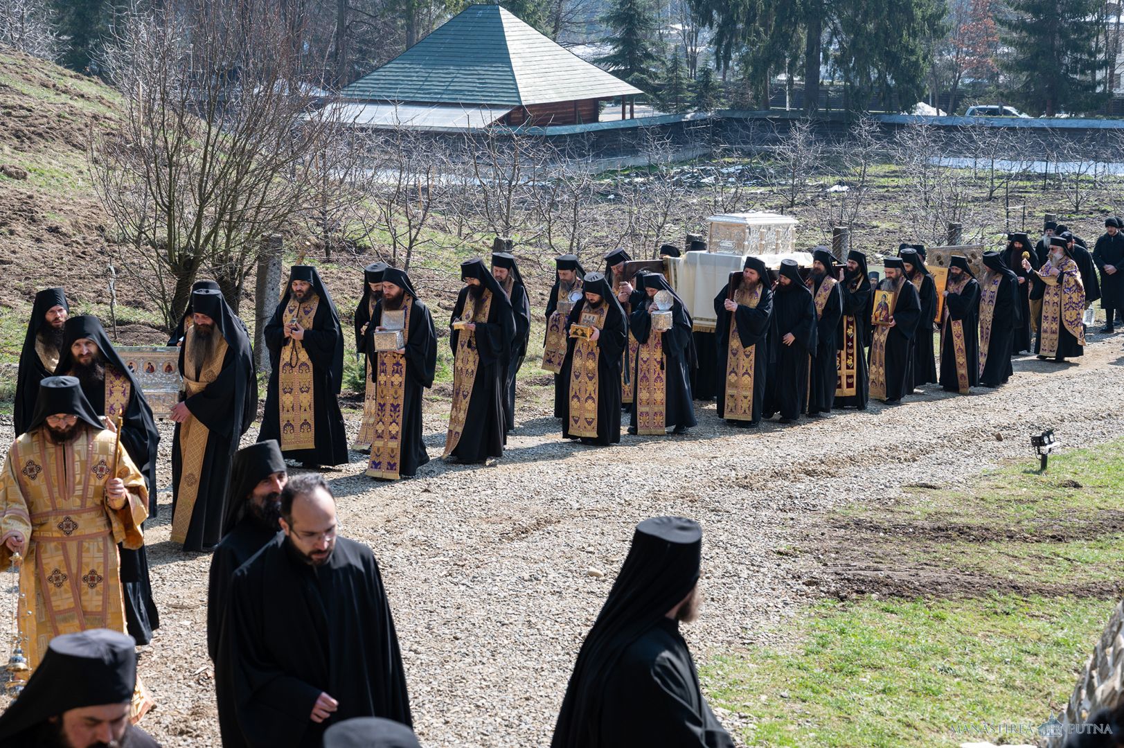 Obștea Mănăstirii Putna în procesiune: „Plecăm genunchii și fruntea cerând de la Bunul Dumnezeu milă și îndurare”