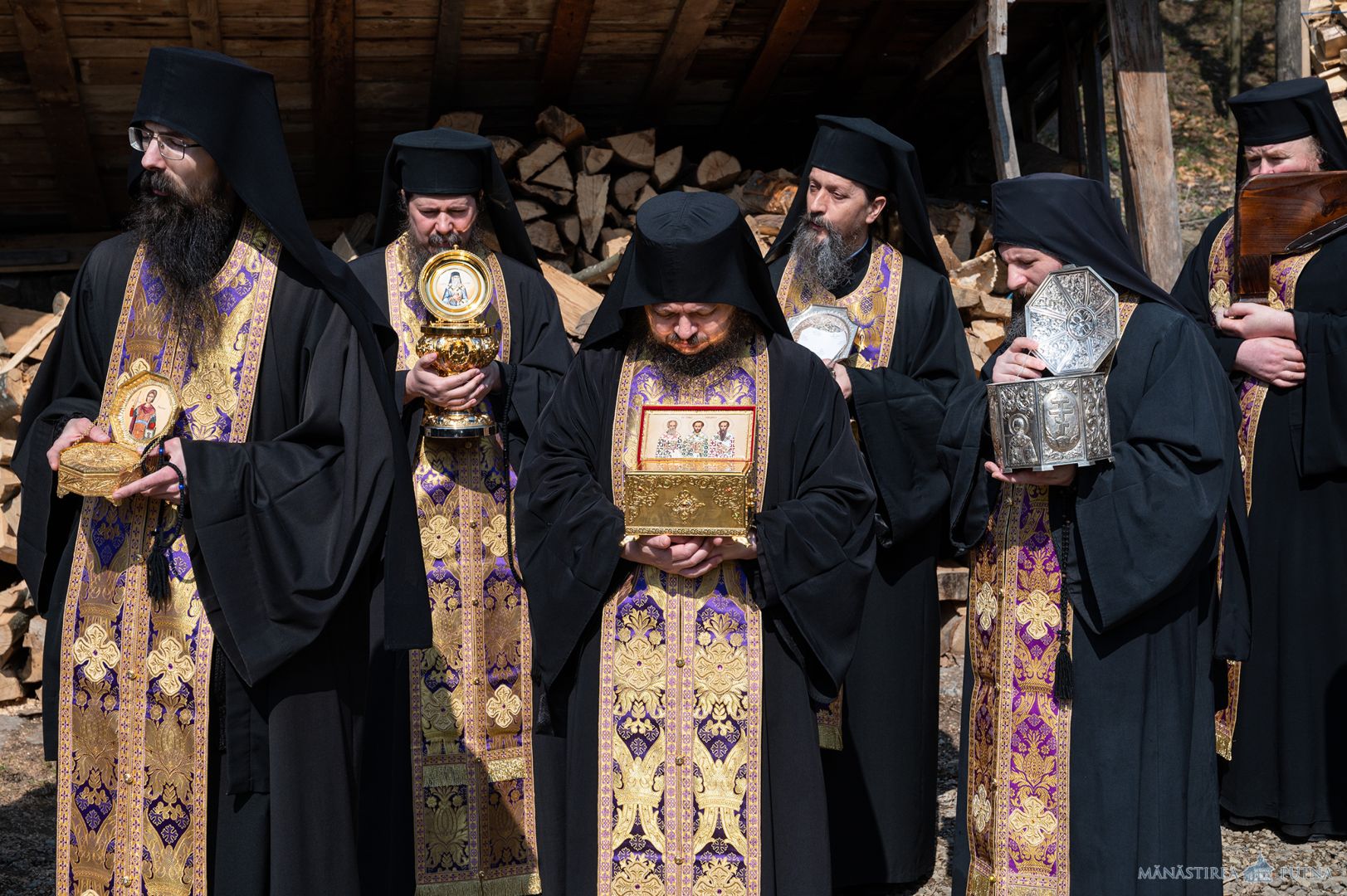 Obștea Mănăstirii Putna în procesiune: „Plecăm genunchii și fruntea cerând de la Bunul Dumnezeu milă și îndurare”