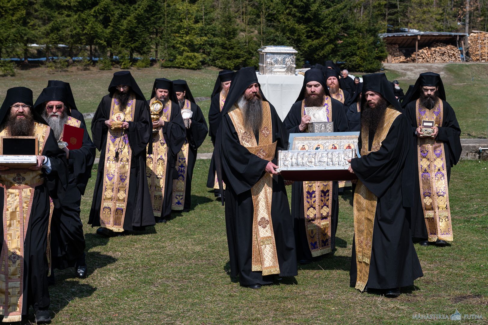 Obștea Mănăstirii Putna în procesiune: „Plecăm genunchii și fruntea cerând de la Bunul Dumnezeu milă și îndurare”