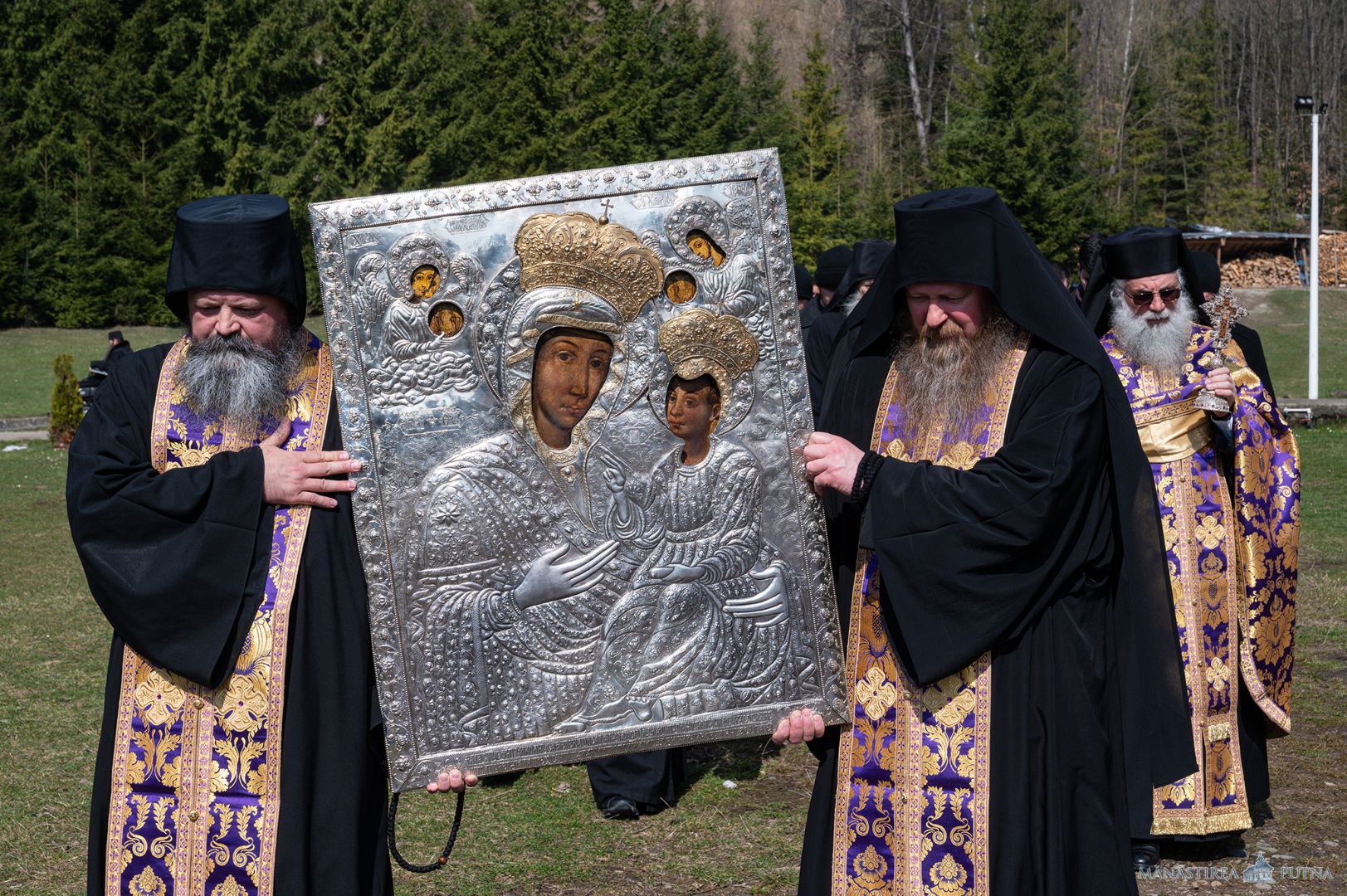 Obștea Mănăstirii Putna în procesiune: „Plecăm genunchii și fruntea cerând de la Bunul Dumnezeu milă și îndurare”