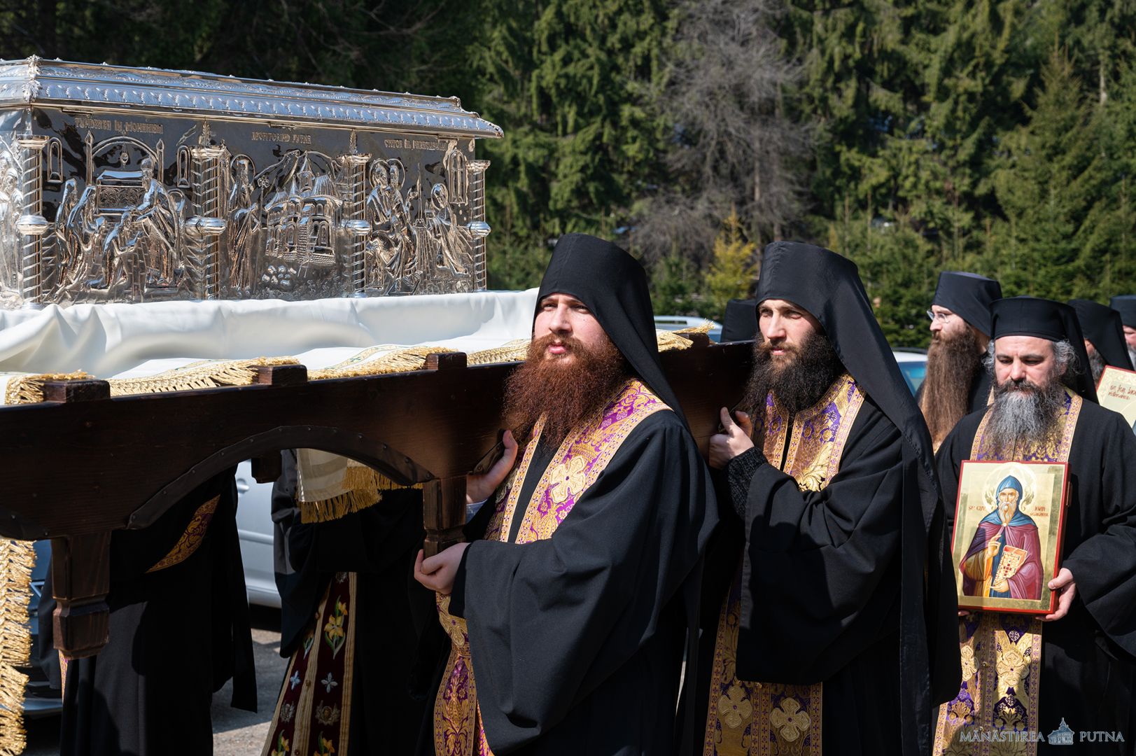 Obștea Mănăstirii Putna în procesiune: „Plecăm genunchii și fruntea cerând de la Bunul Dumnezeu milă și îndurare”