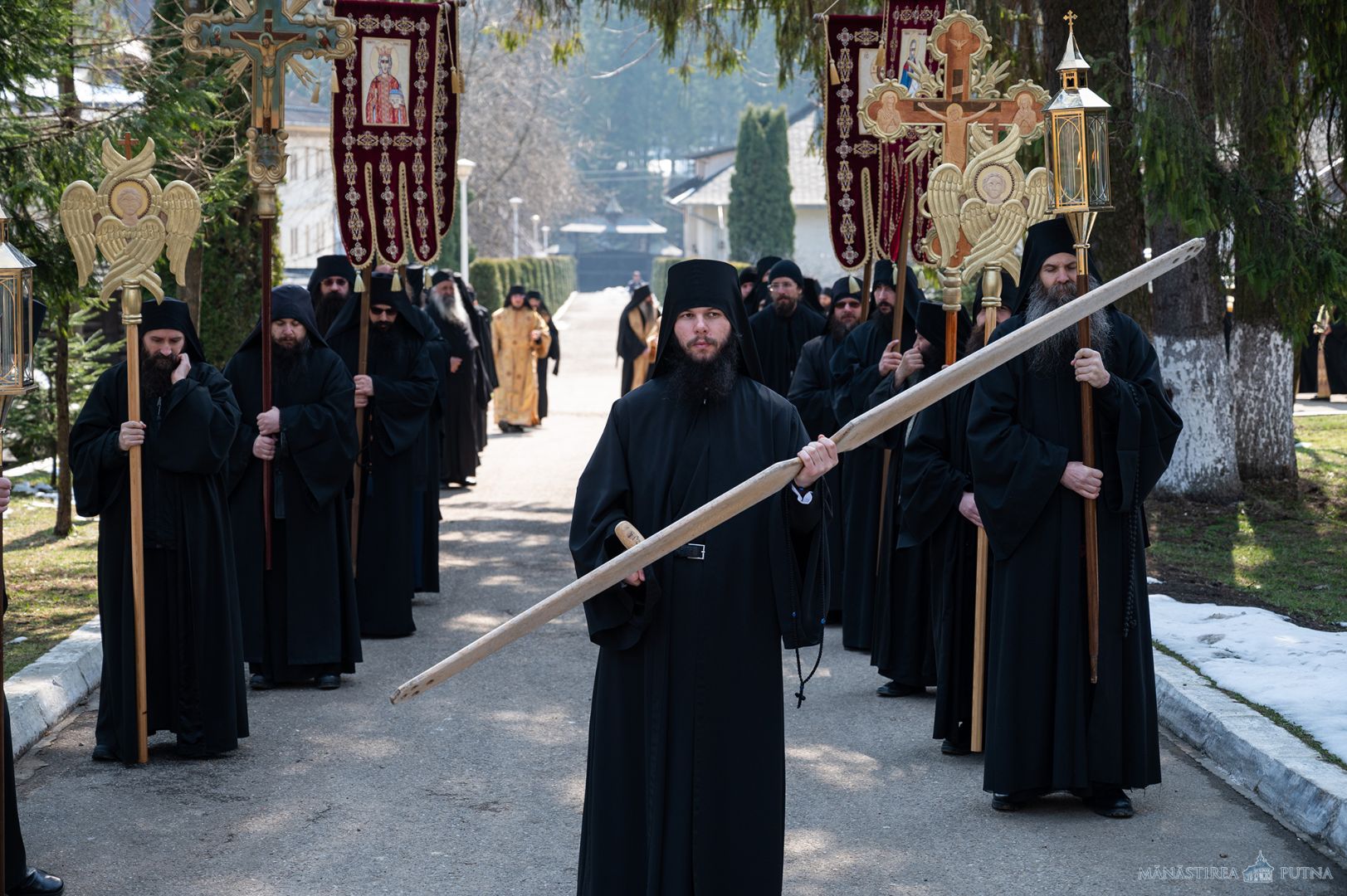 Obștea Mănăstirii Putna în procesiune: „Plecăm genunchii și fruntea cerând de la Bunul Dumnezeu milă și îndurare”