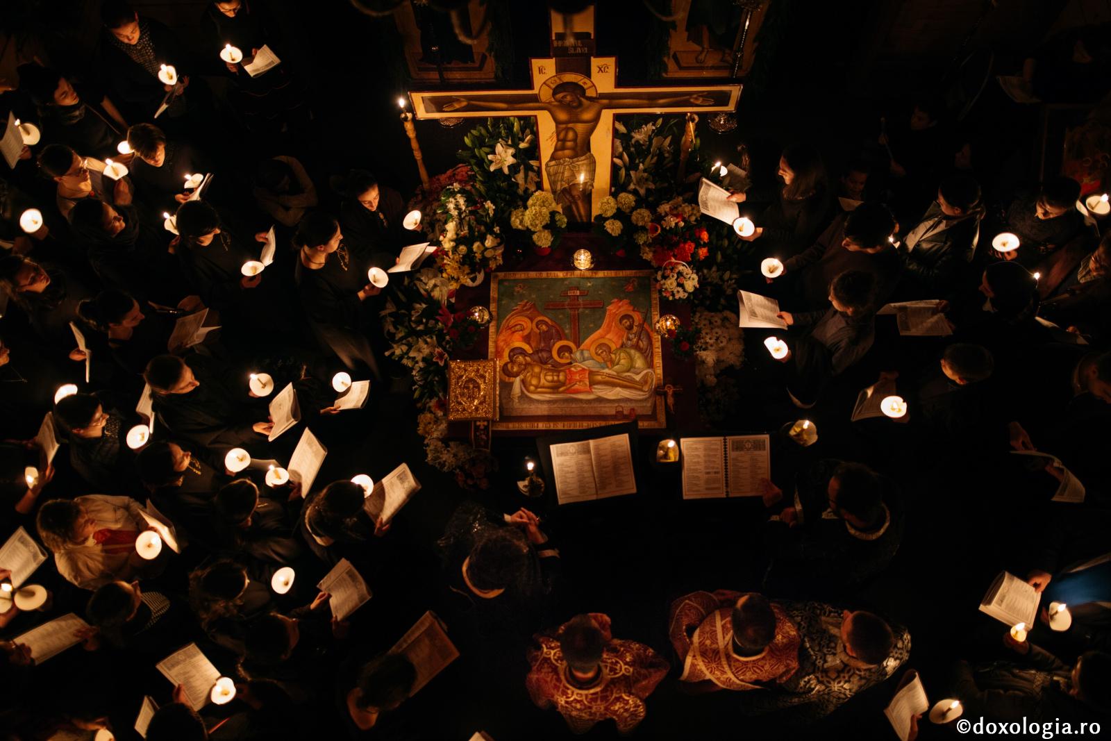 credincioși cu lumânări aprinse în mână