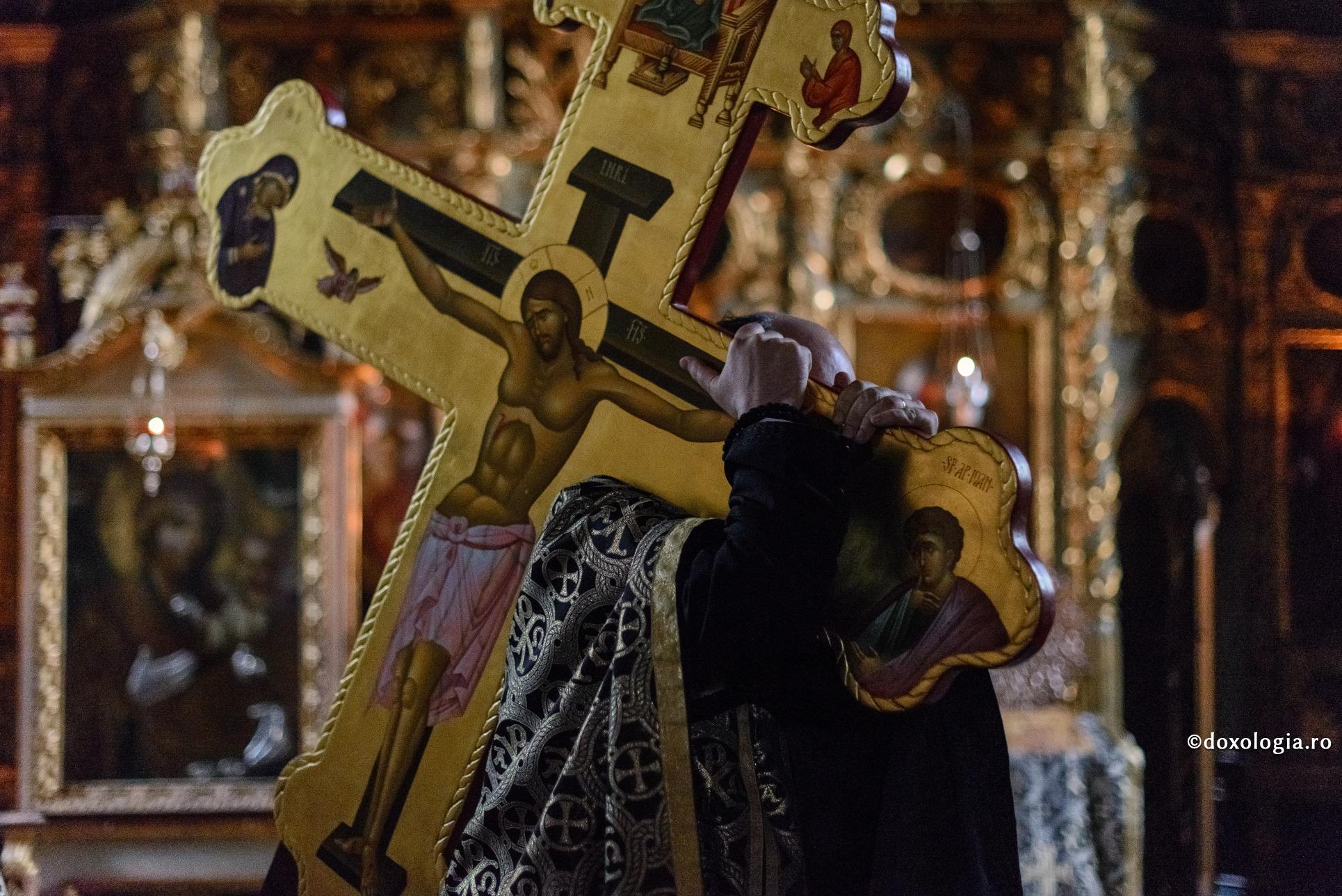 Participăm la cele două suferințe: batjocura și răstignirea?