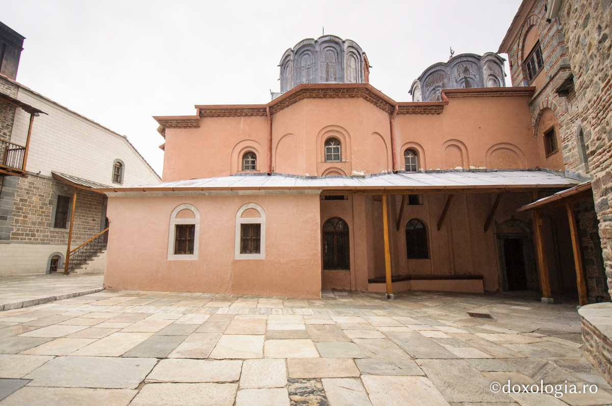 Katholikonul Mănăstirii Simonos Petra / Foto: pr. Silviu Cluci Katholikonul Mănăstirii Simonos Petra