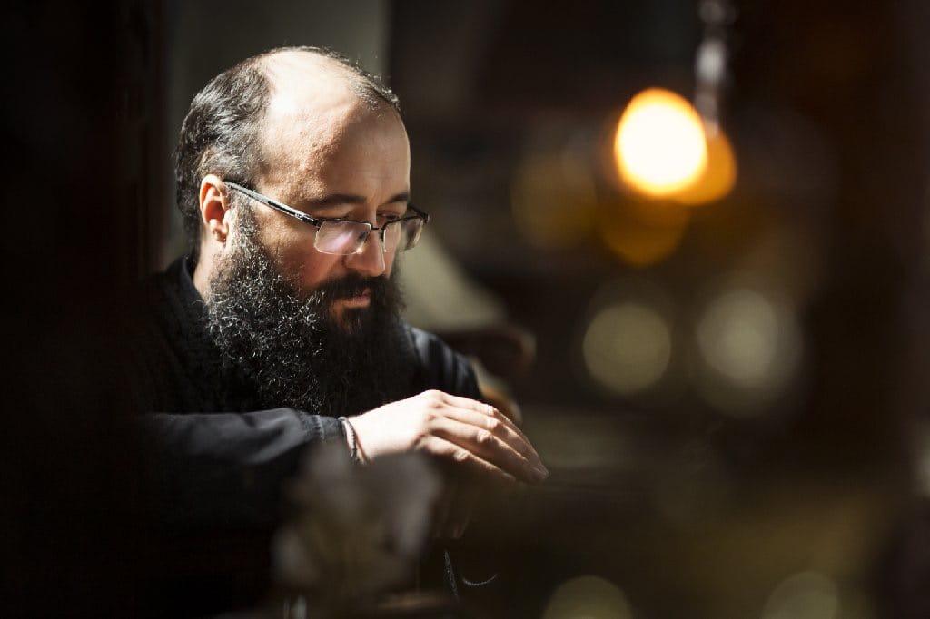 Pr. Visarion Alexa, gând pentru personalul medical din România: „Sunteți pe buzele și în inimile tuturor! Sunteți pe Altarul tuturor Bisericilor la rugăciune, așa că nu vă temeți!”