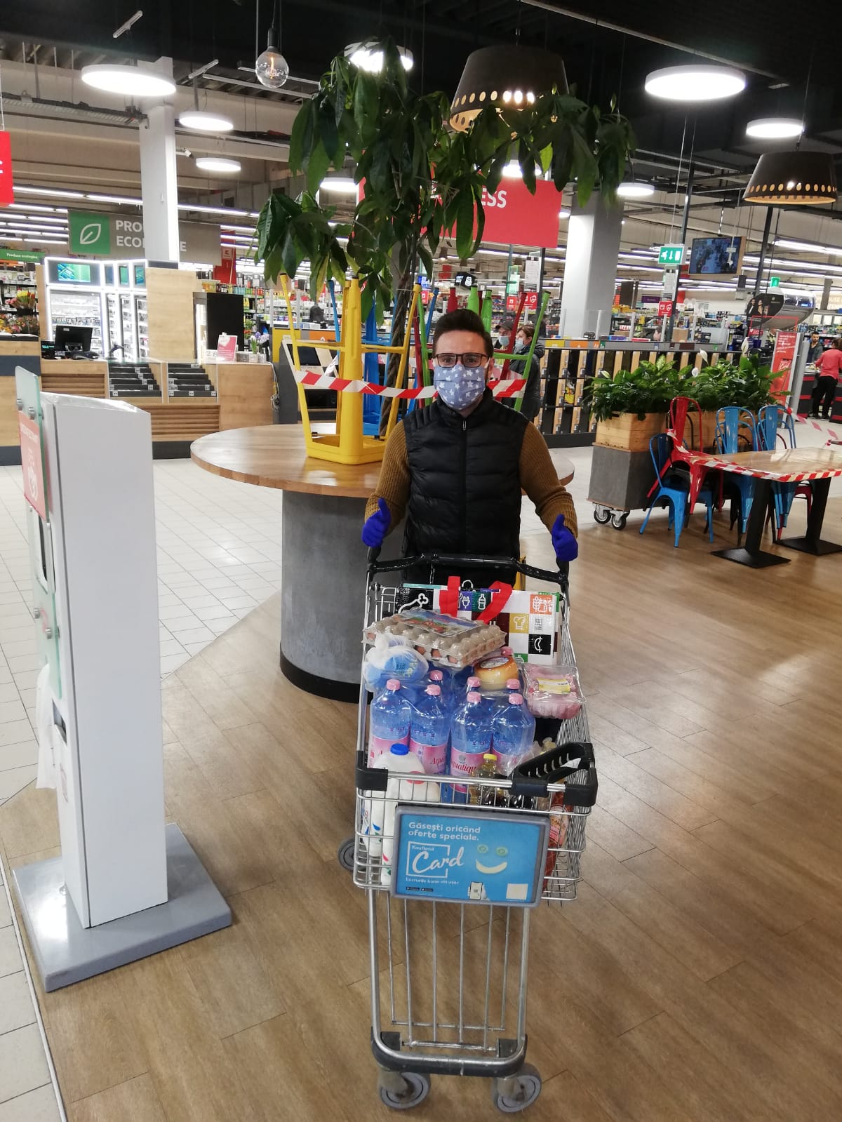 12 persoane vârstnice aflate în autoizolare, ajutate de voluntarii Colegiului „Sfântul Nicolae” din Iași