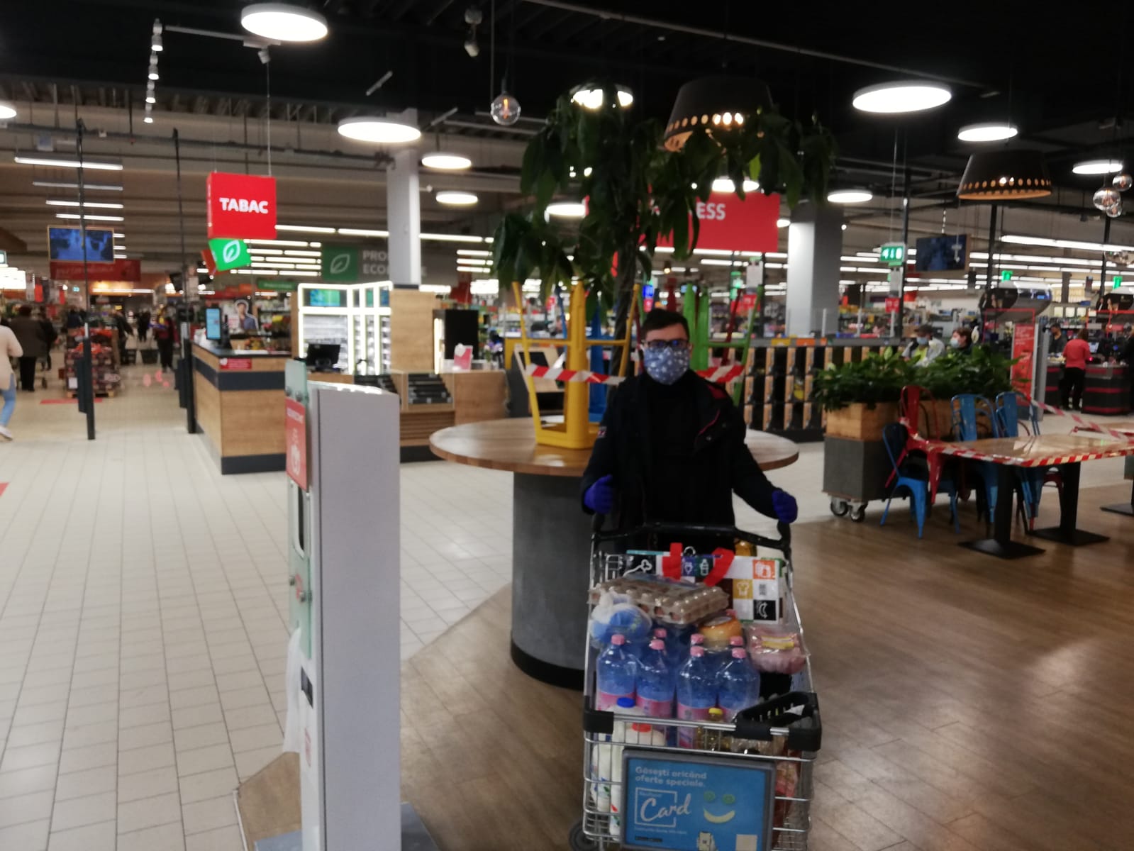 12 persoane vârstnice aflate în autoizolare, ajutate de voluntarii Colegiului „Sfântul Nicolae” din Iași