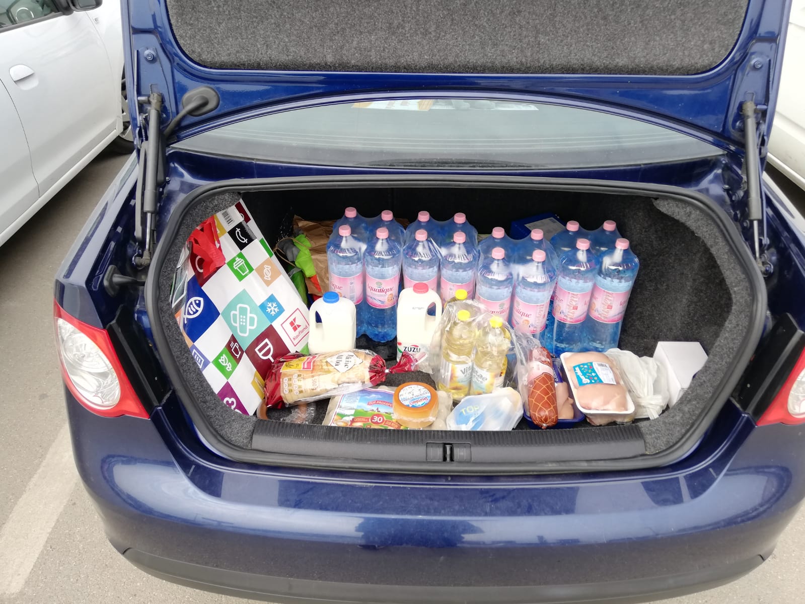 12 persoane vârstnice aflate în autoizolare, ajutate de voluntarii Colegiului „Sfântul Nicolae” din Iași