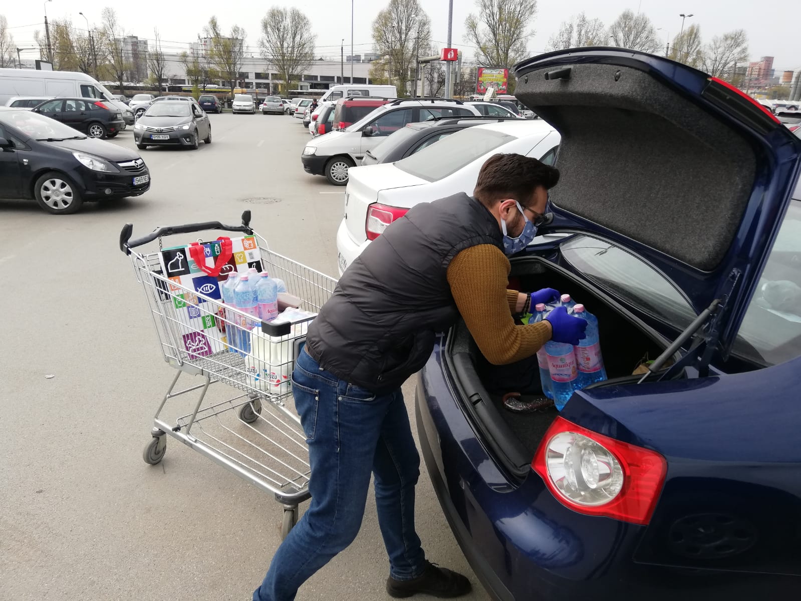 12 persoane vârstnice aflate în autoizolare, ajutate de voluntarii Colegiului „Sfântul Nicolae” din Iași