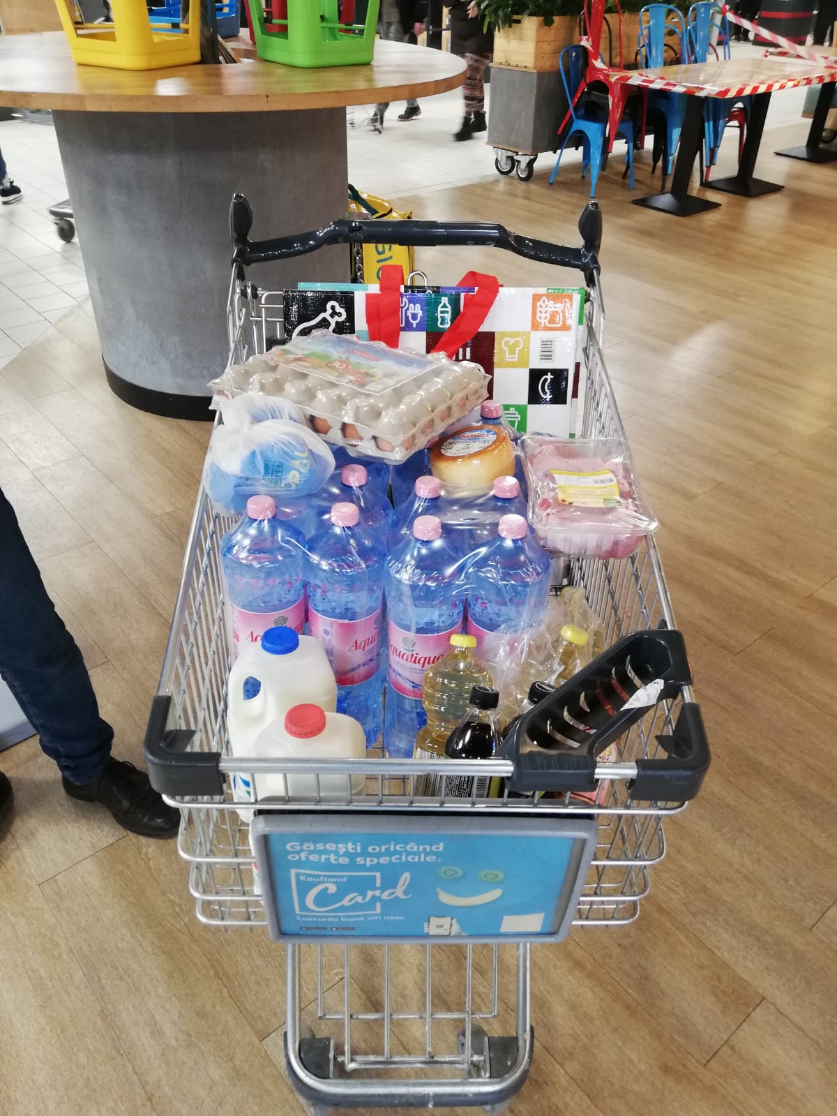 12 persoane vârstnice aflate în autoizolare, ajutate de voluntarii Colegiului „Sfântul Nicolae” din Iași