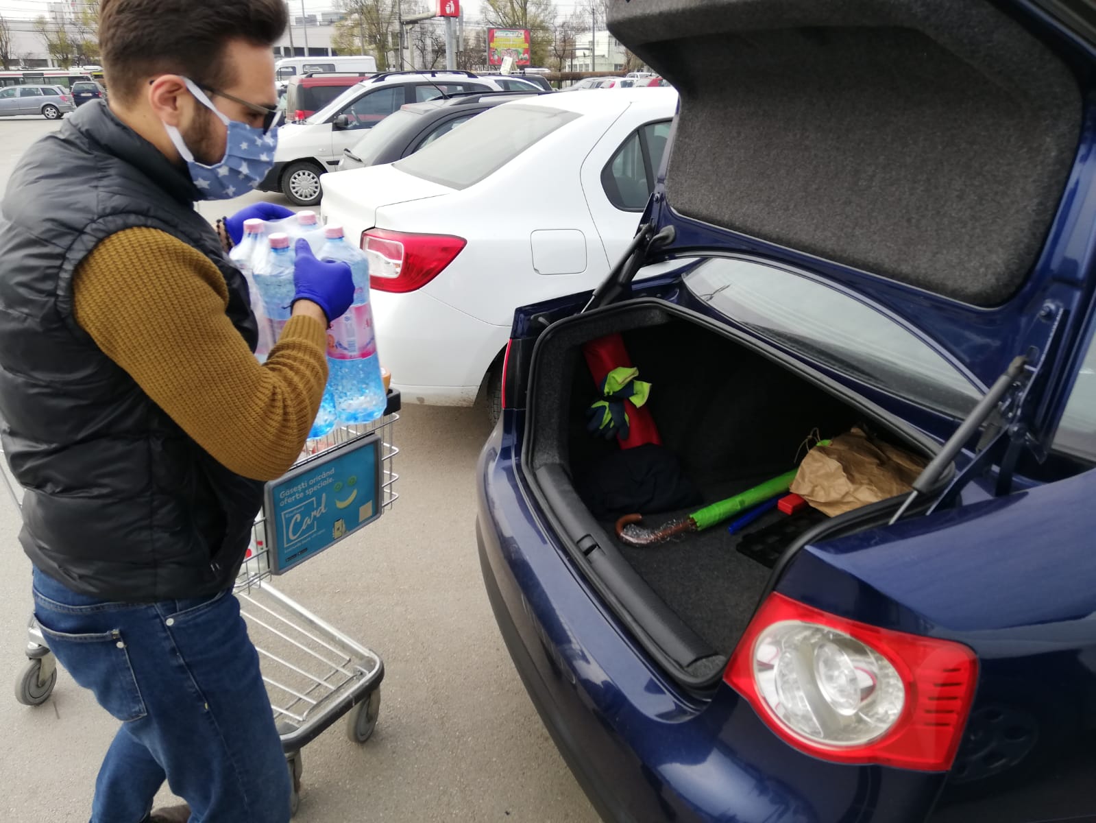 12 persoane vârstnice aflate în autoizolare, ajutate de voluntarii Colegiului „Sfântul Nicolae” din Iași